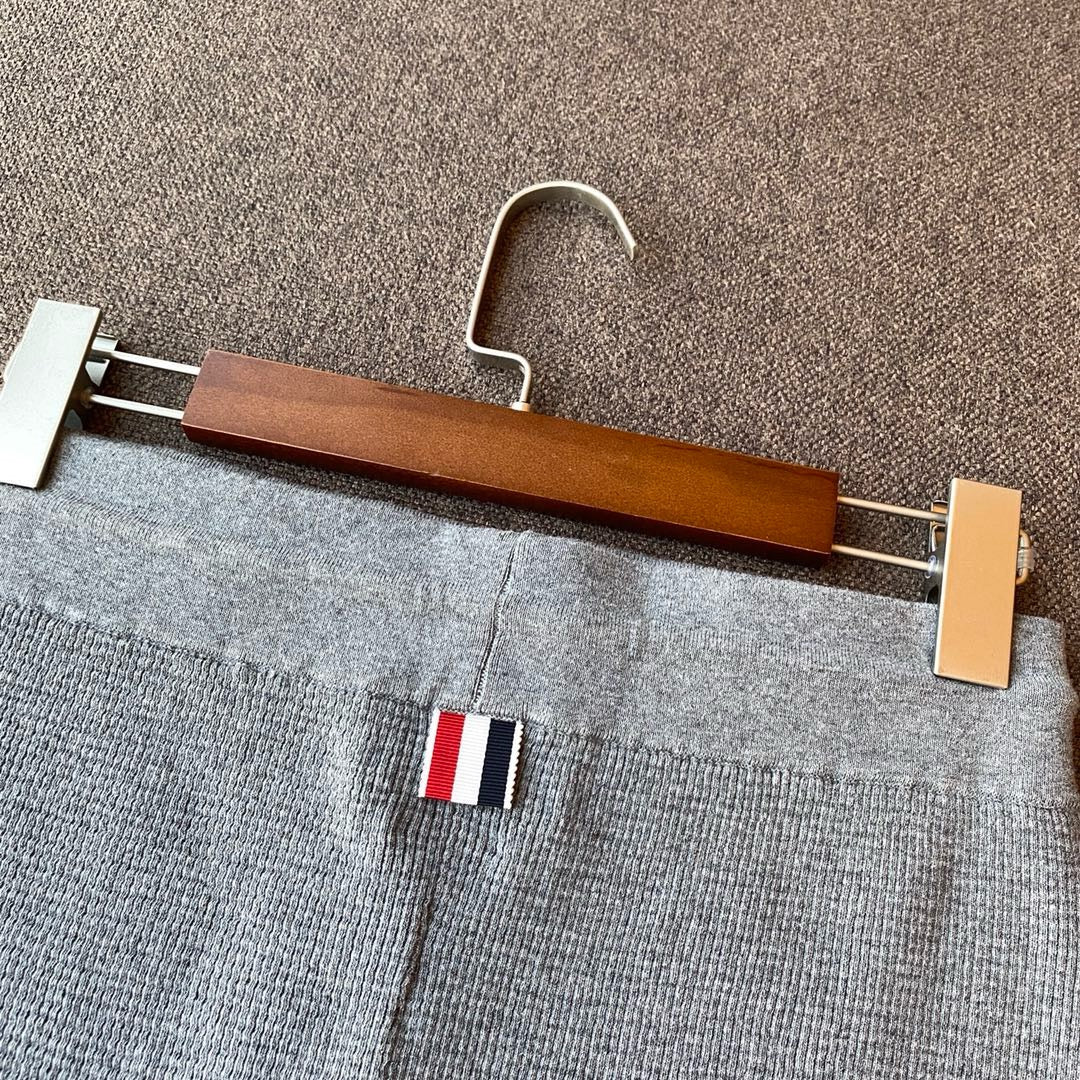 Graue und blaue Shorts