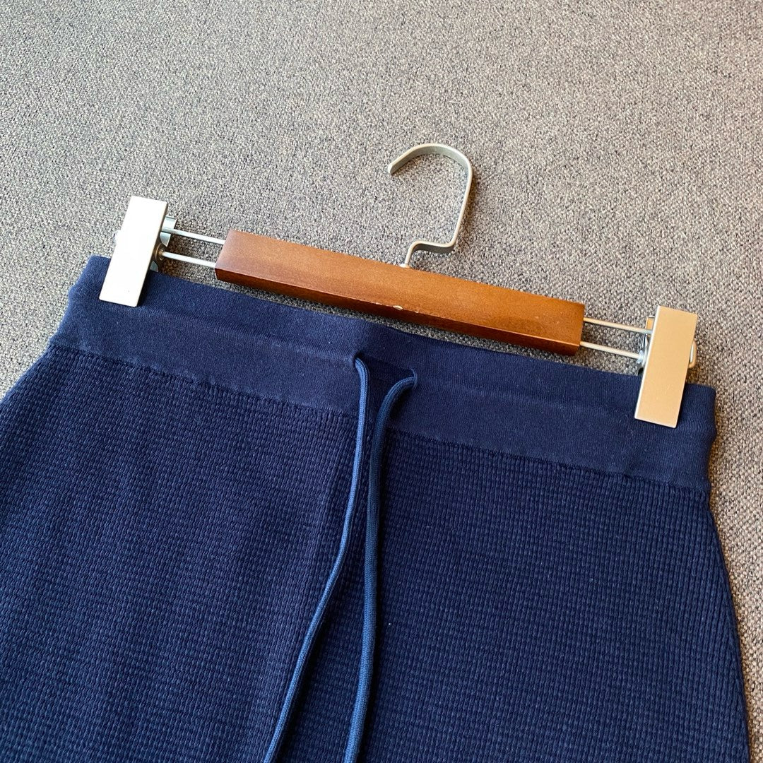 Graue und blaue Shorts