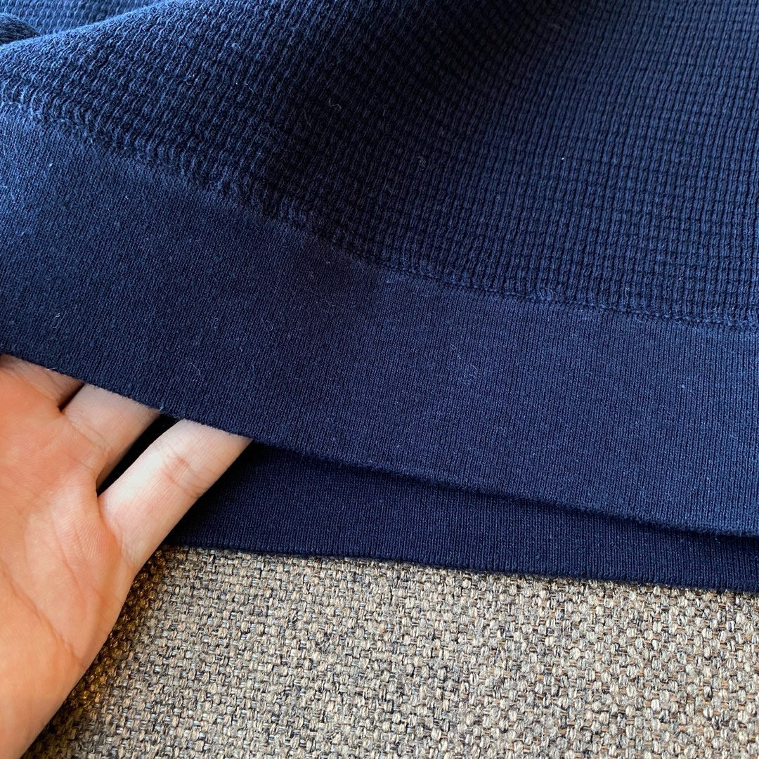 Graue und blaue Shorts
