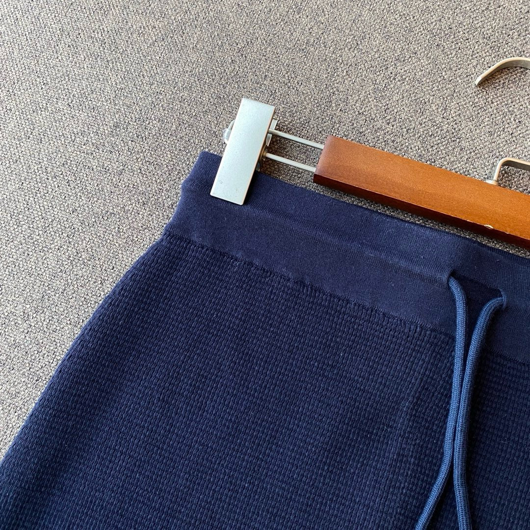 Graue und blaue Shorts