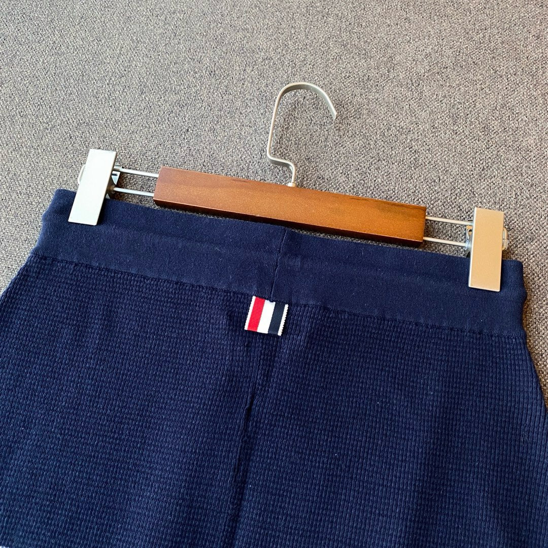 Graue und blaue Shorts