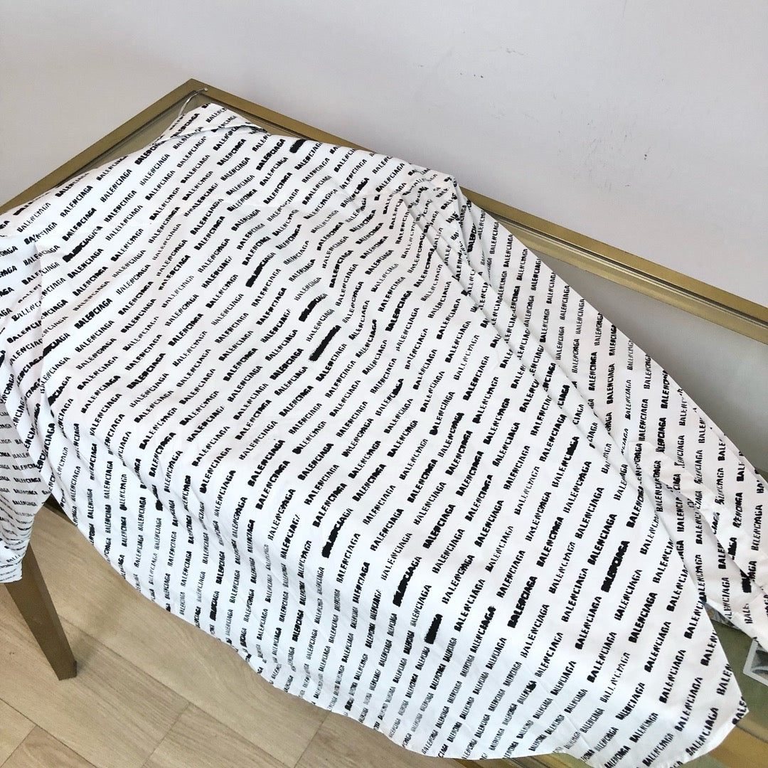 قميص أبيض وأسود