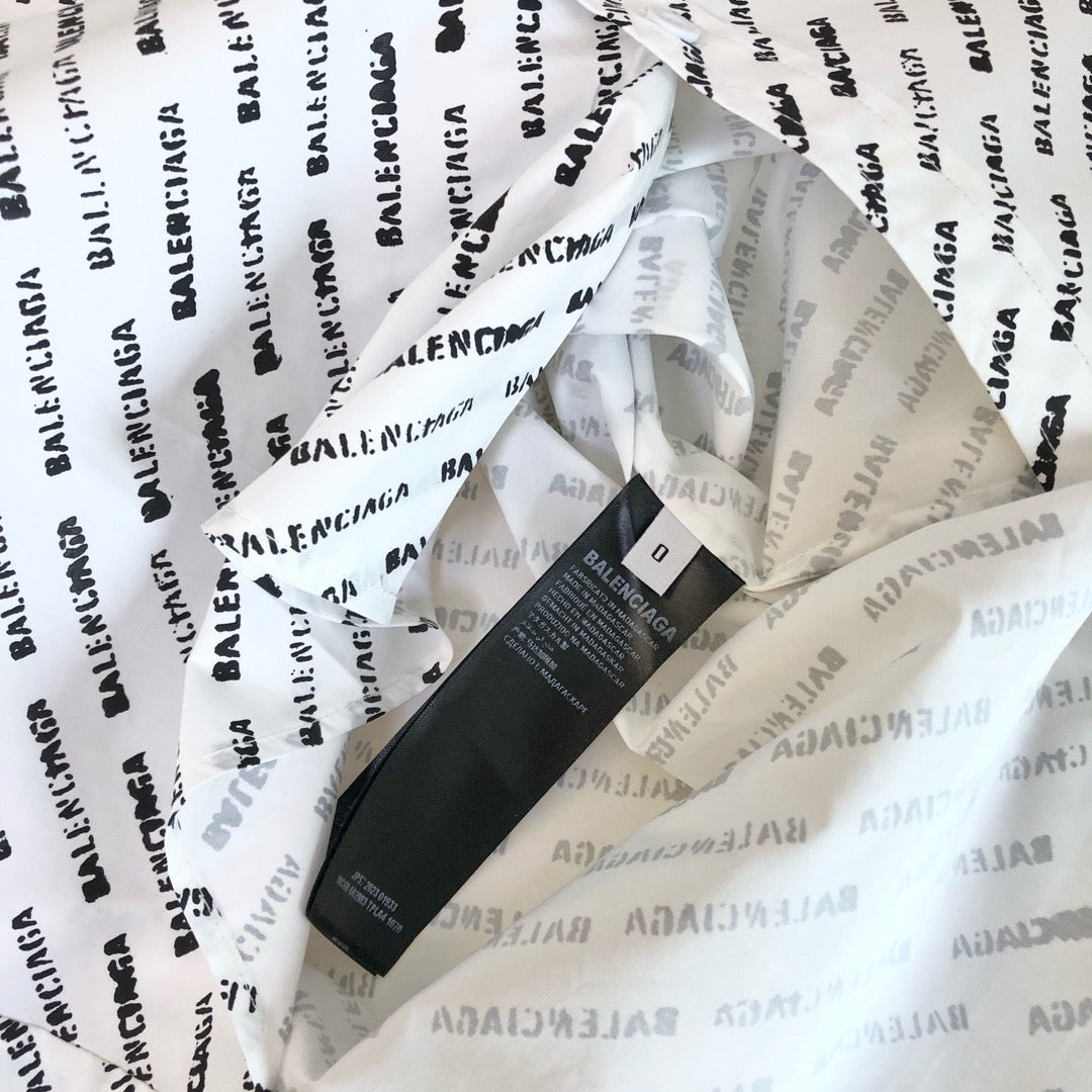 قميص أبيض وأسود