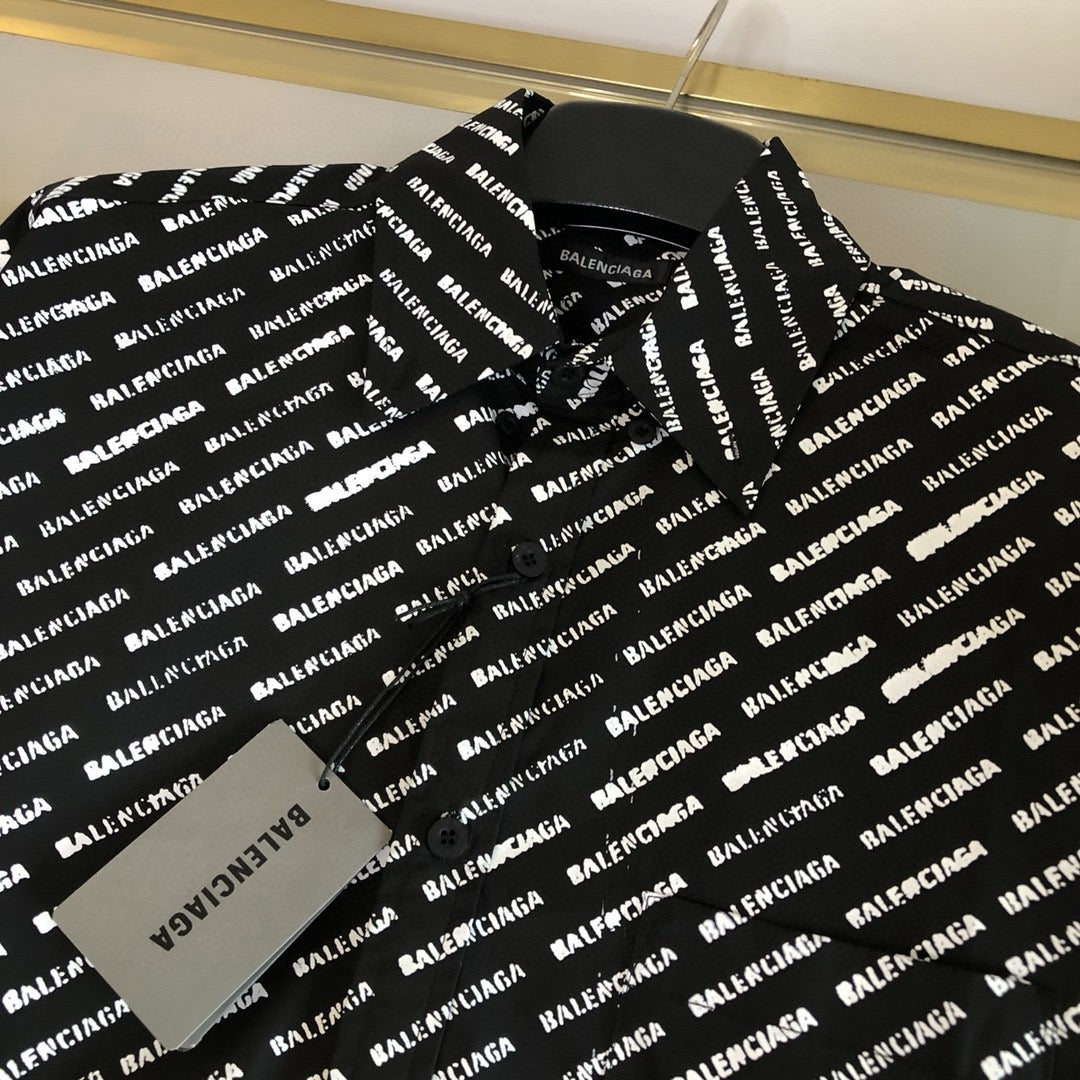 قميص أبيض وأسود