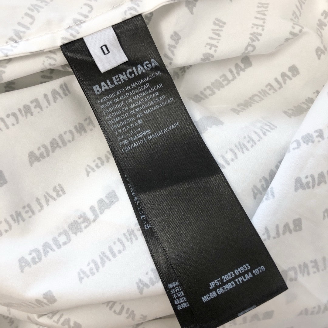 قميص أبيض وأسود