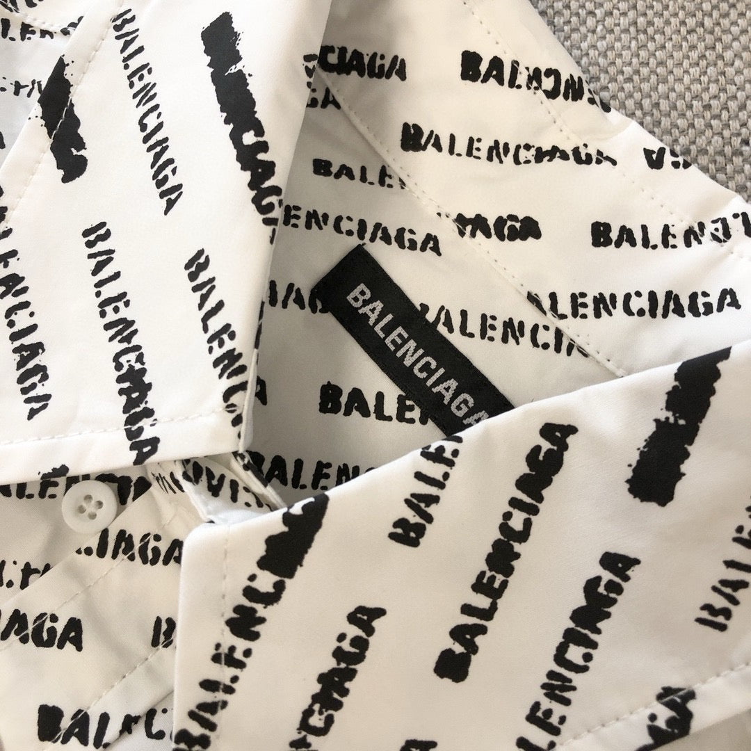 قميص أبيض وأسود