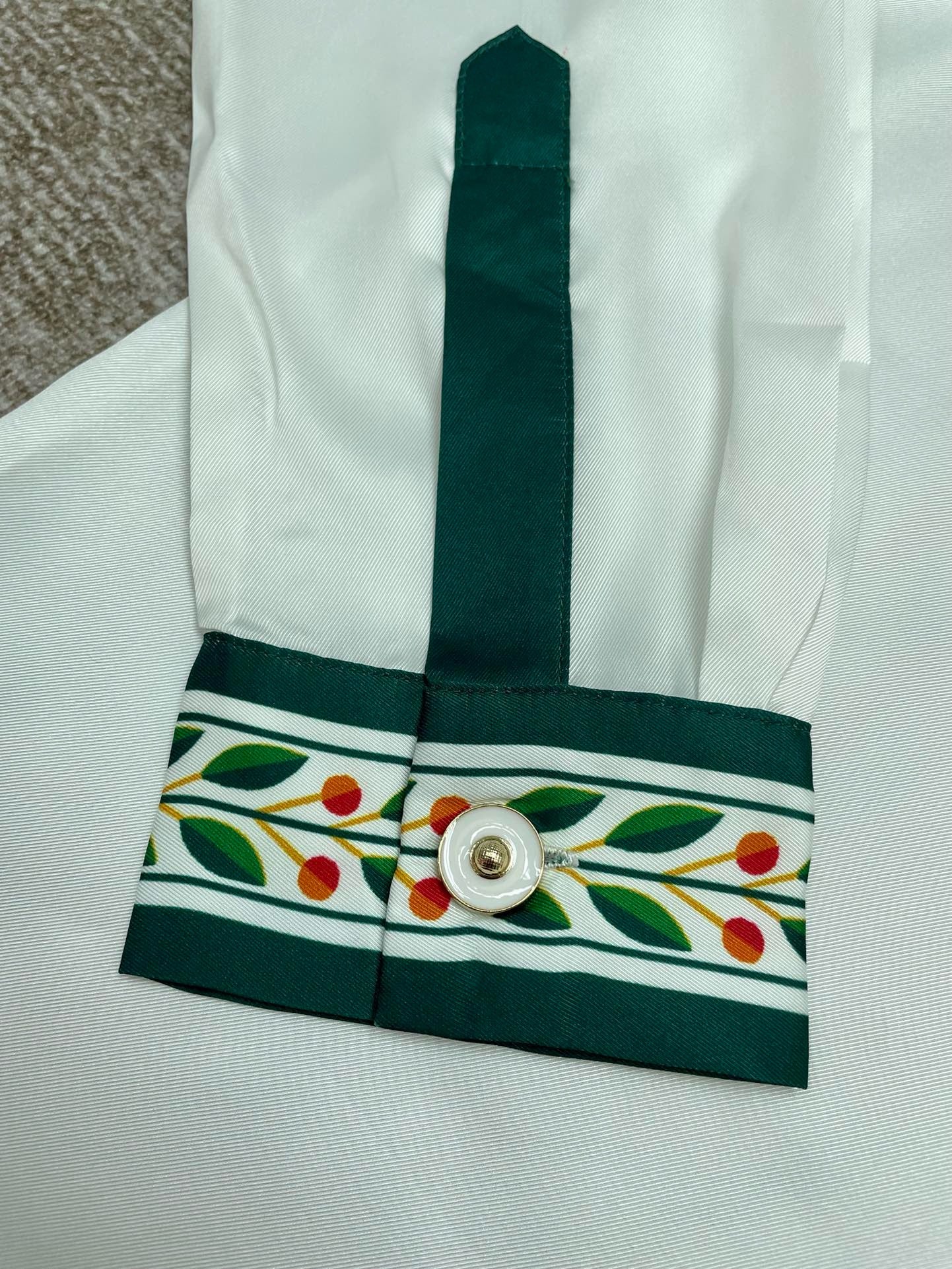 قميص متعدد الألوان