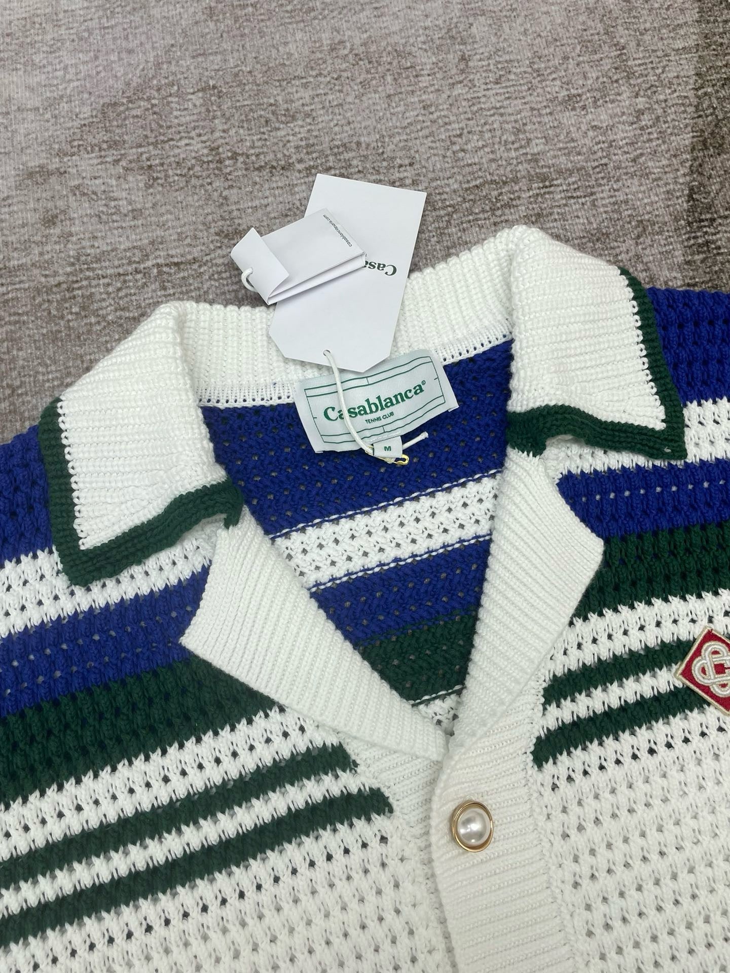 قميص متعدد الألوان