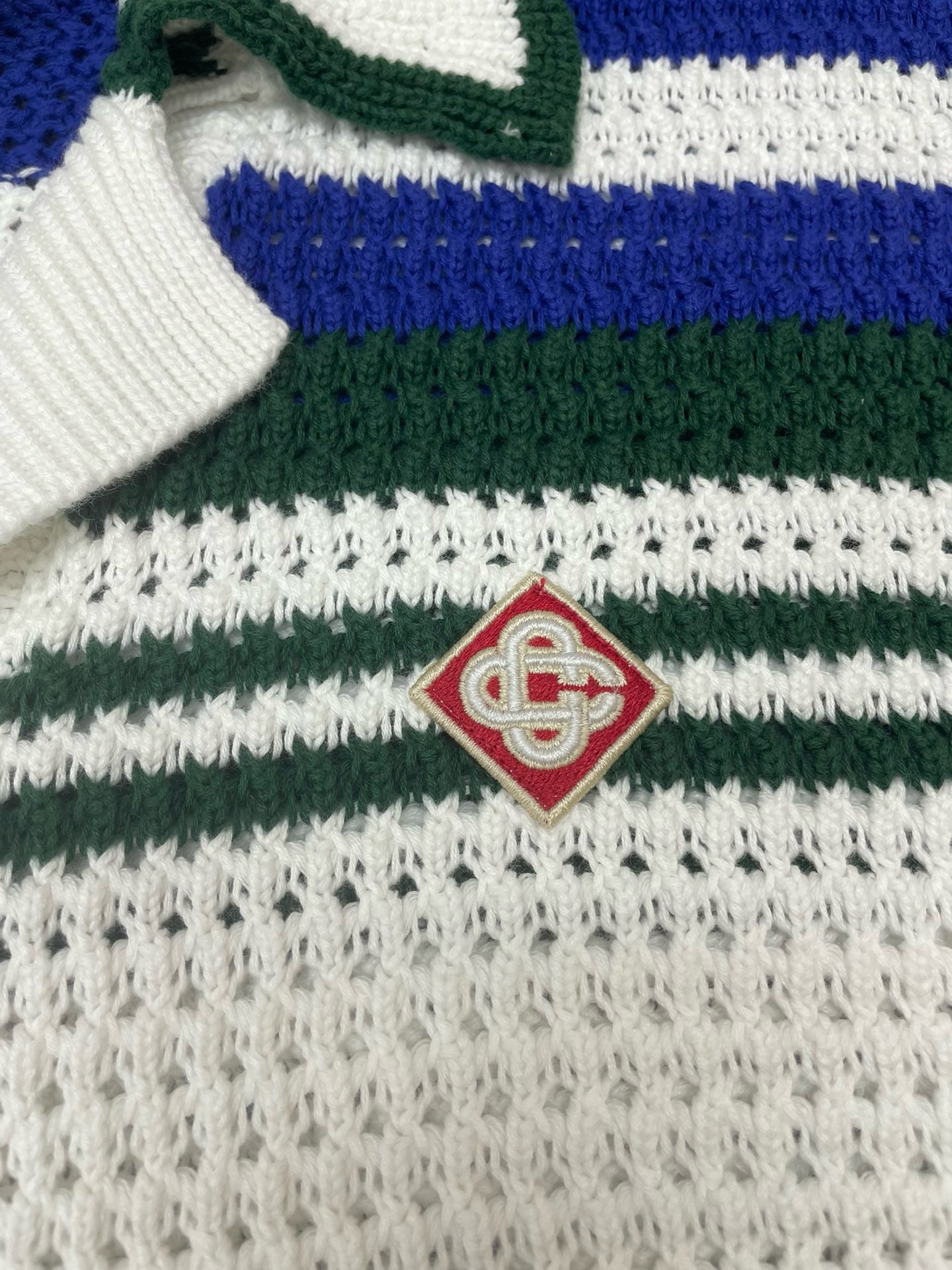 قميص متعدد الألوان