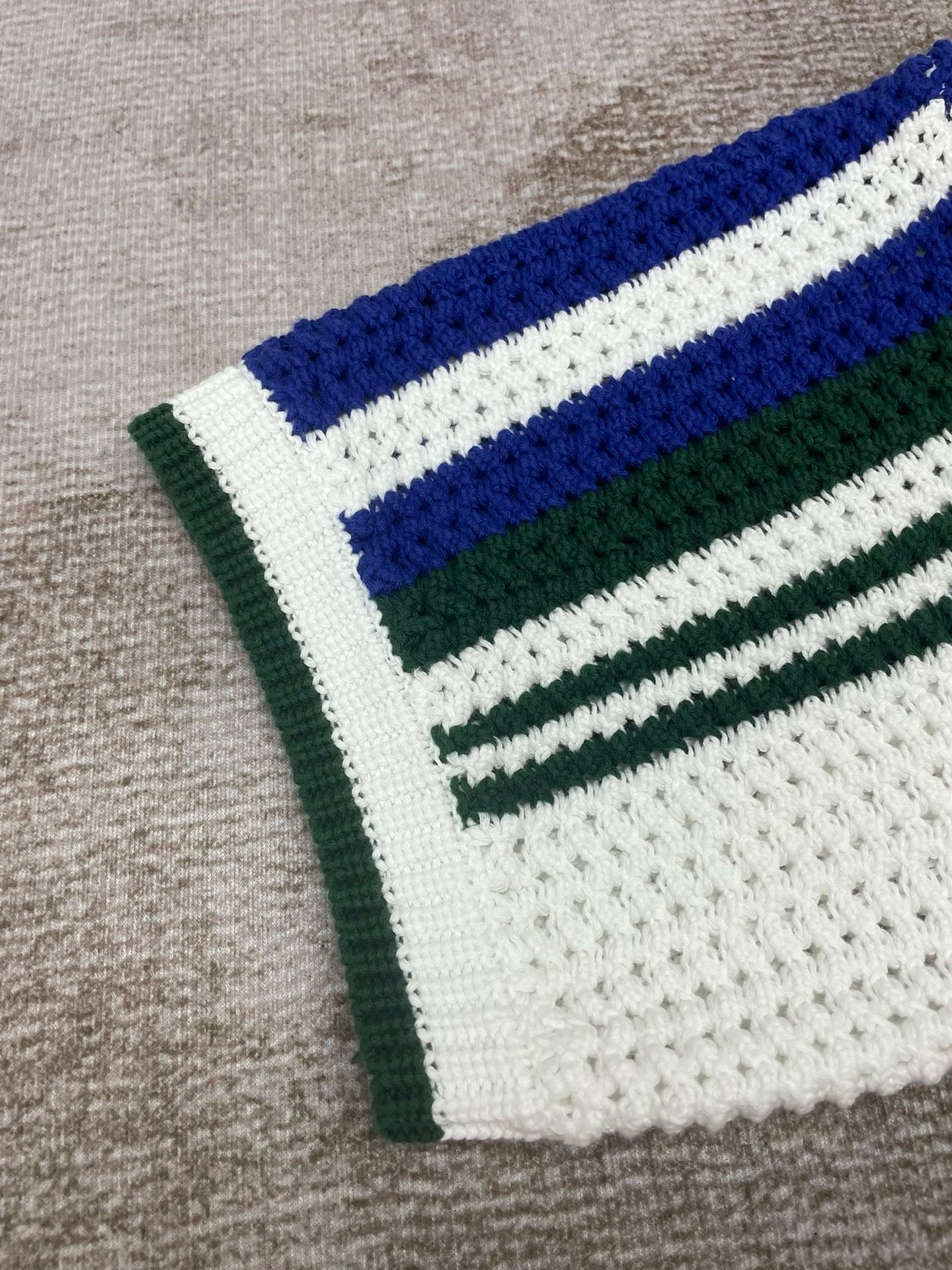 قميص متعدد الألوان