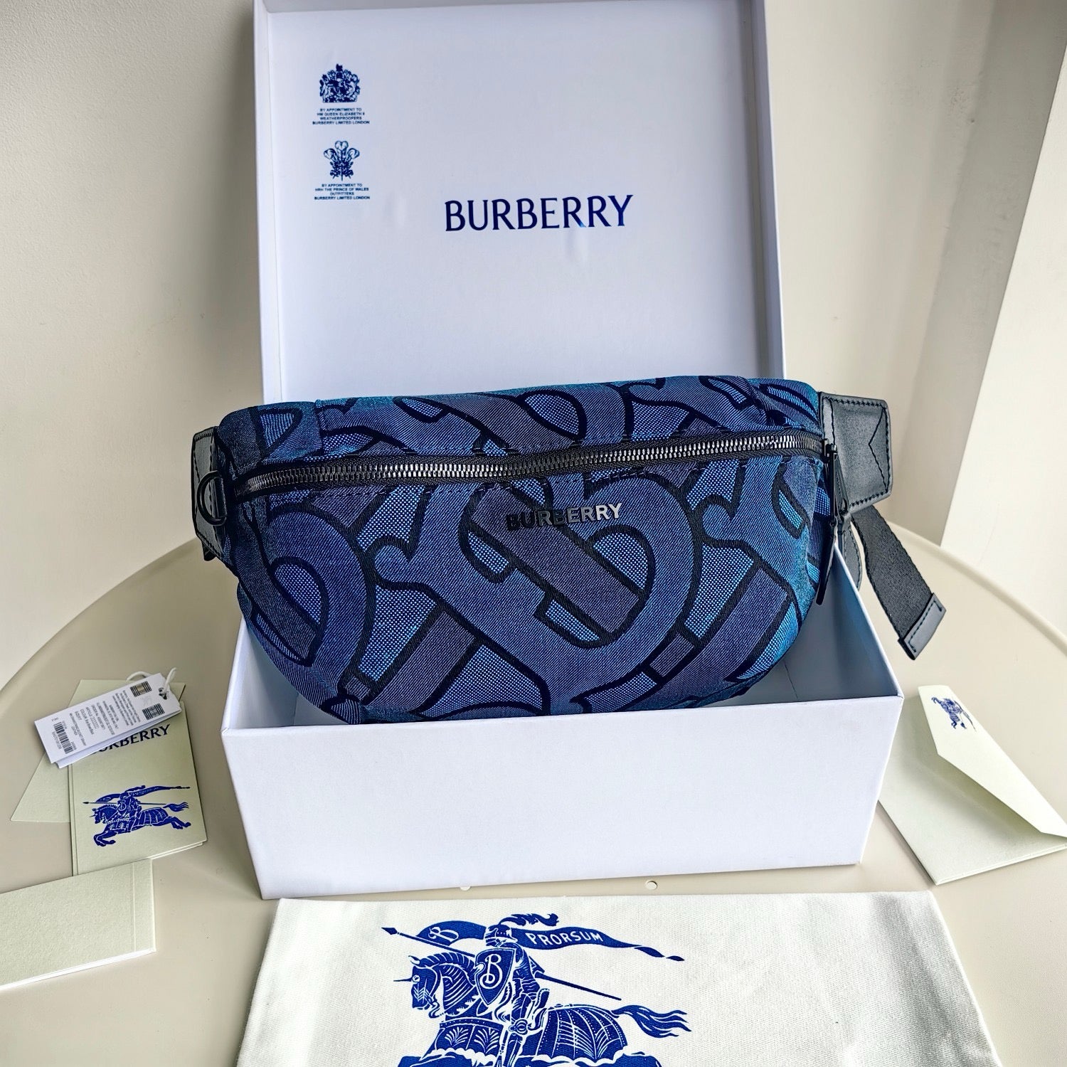 Blaue und schwarze Tasche