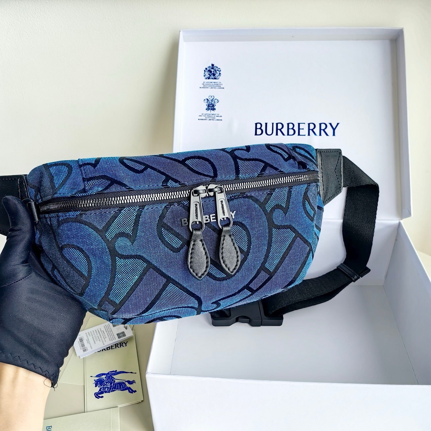 Blaue und schwarze Tasche