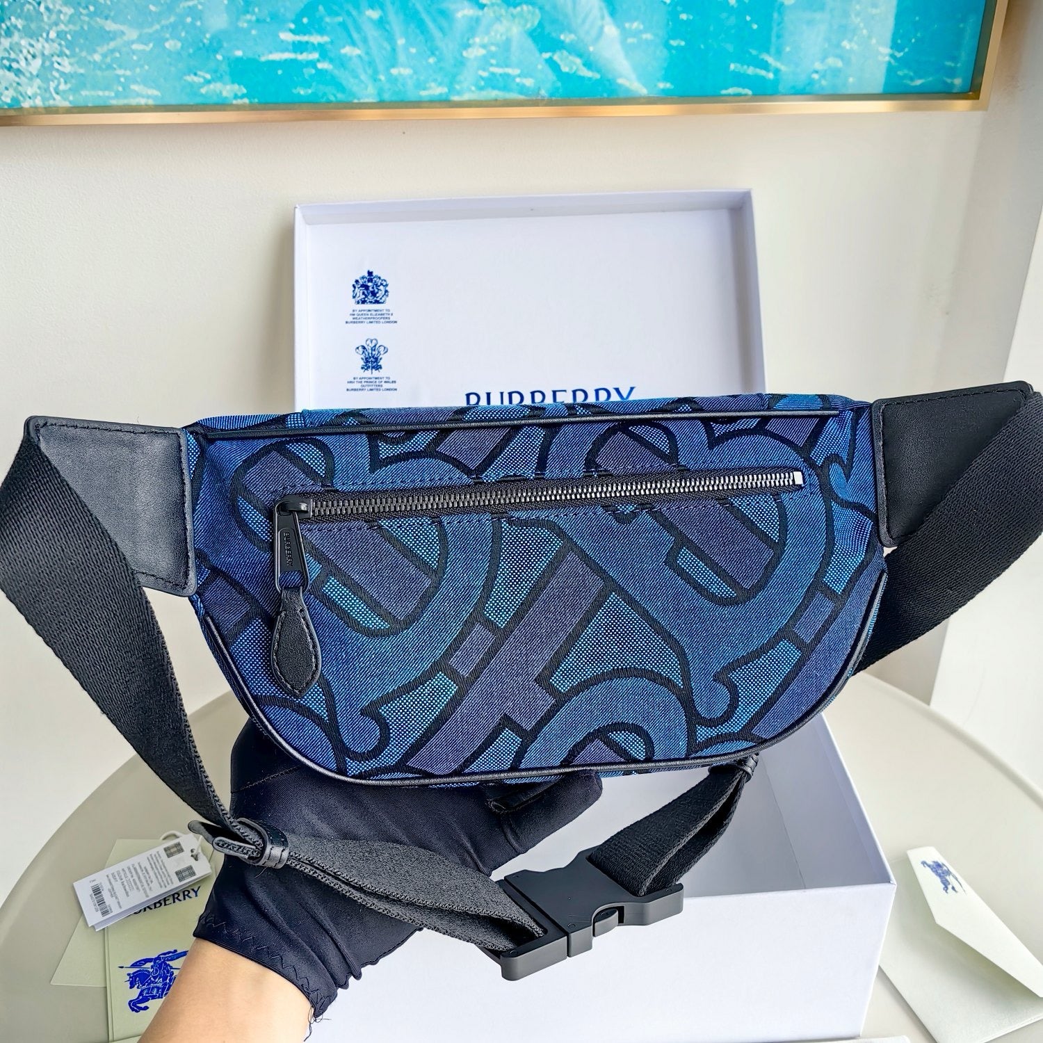 Blaue und schwarze Tasche