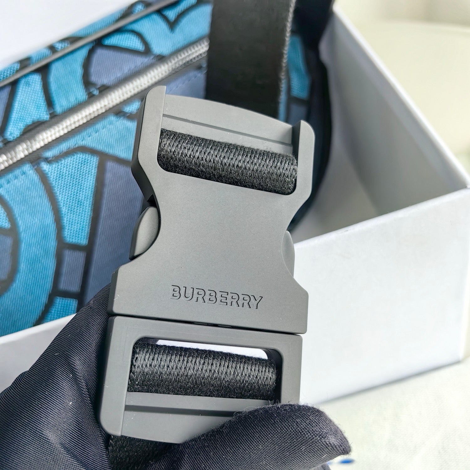 Blaue und schwarze Tasche