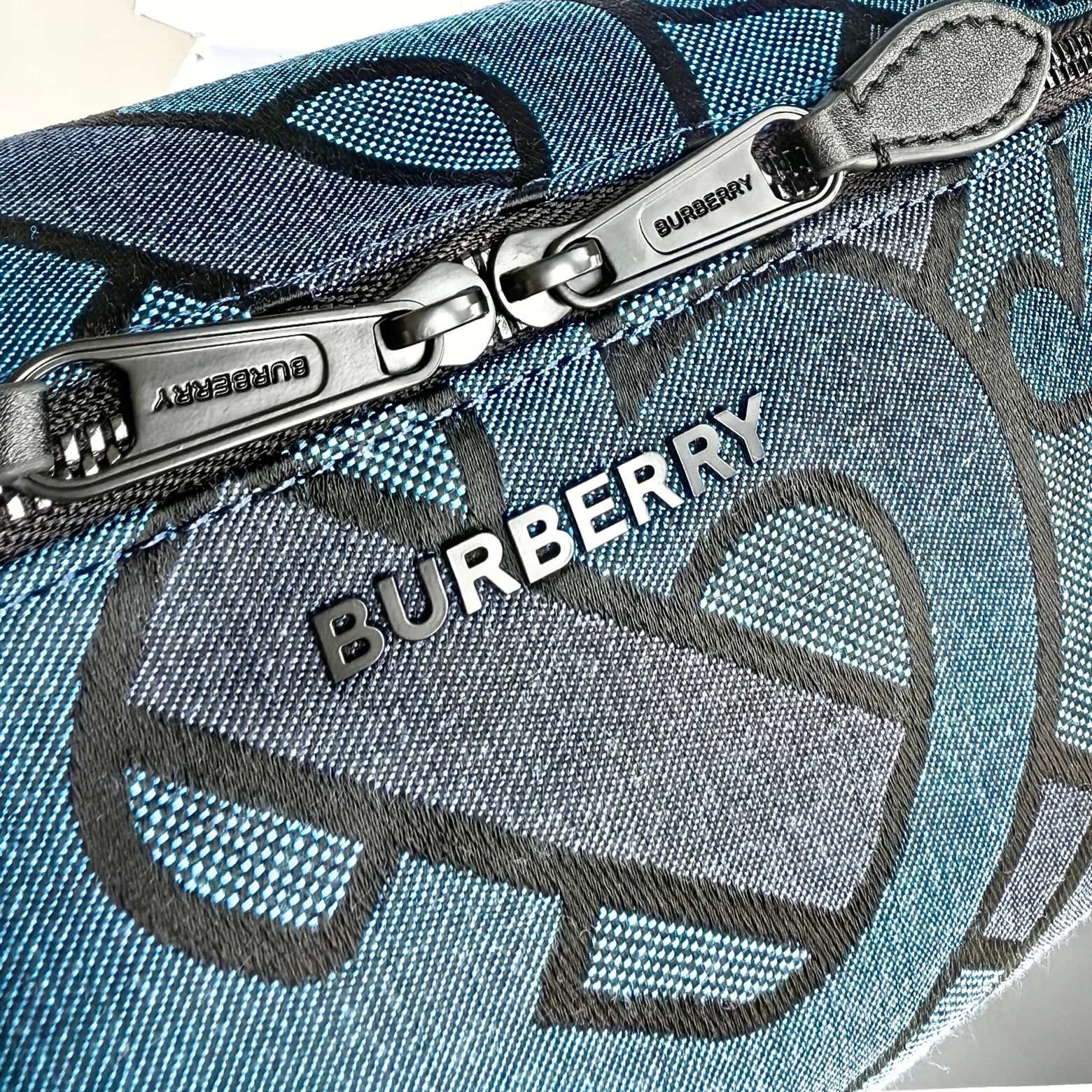 Blaue und schwarze Tasche