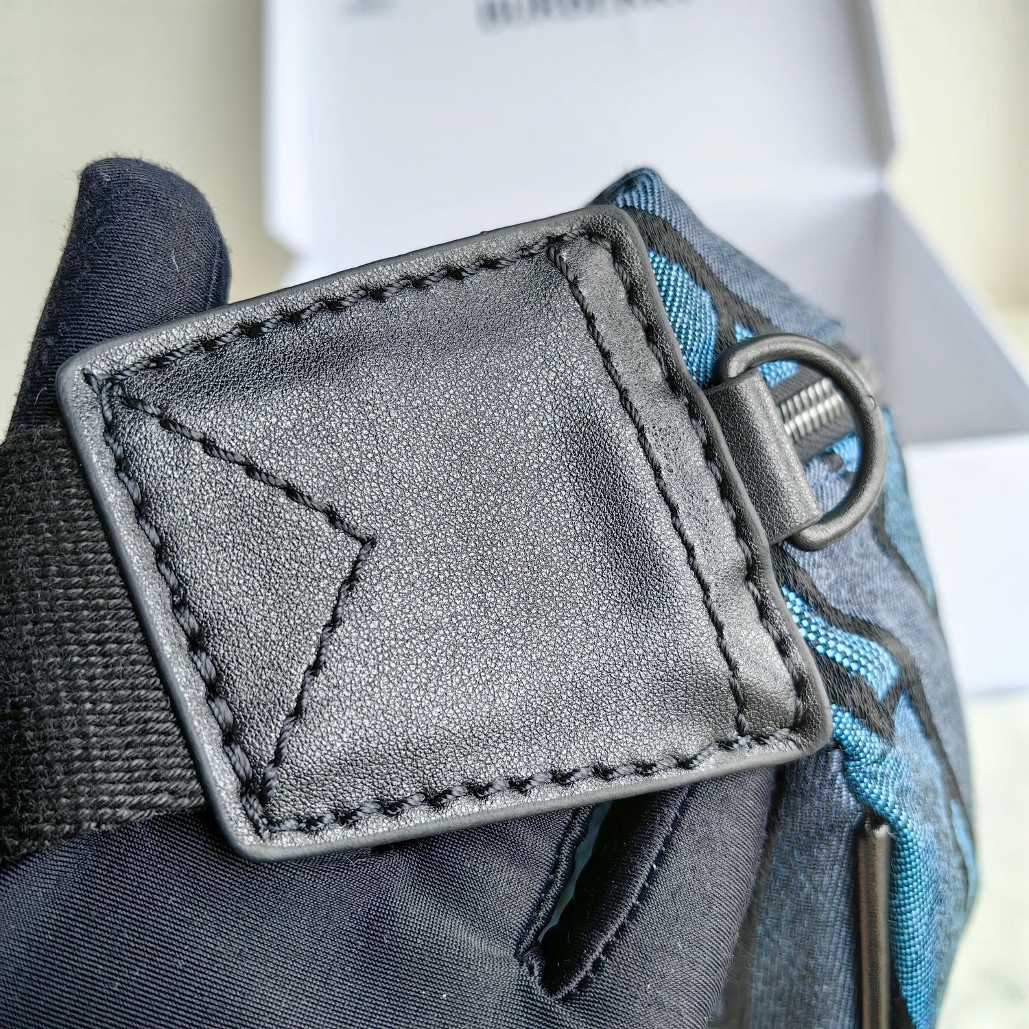 Blaue und schwarze Tasche