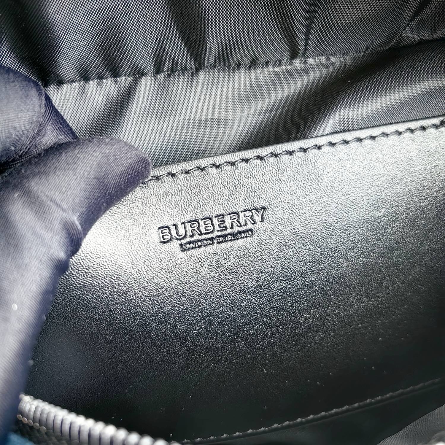 Blaue und schwarze Tasche
