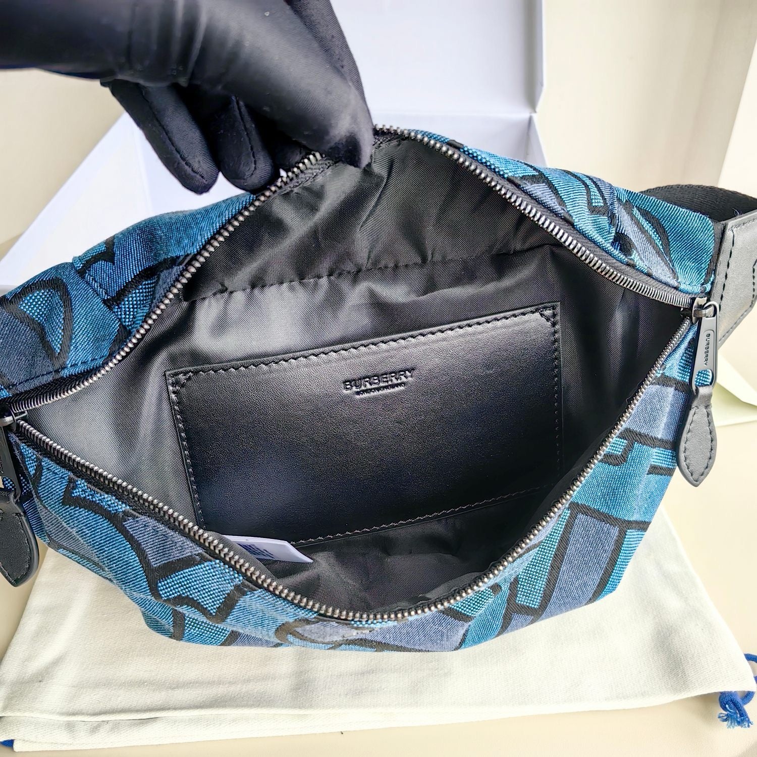 Blaue und schwarze Tasche