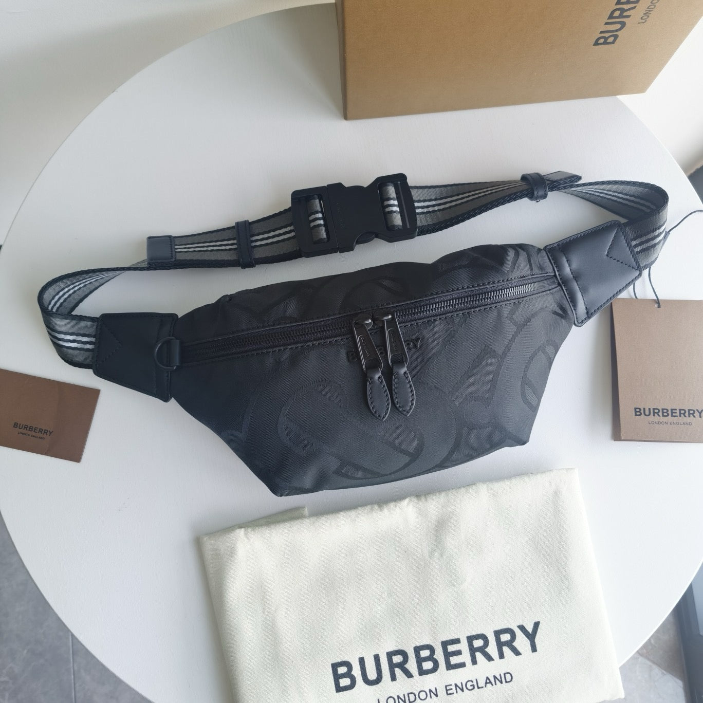 Blaue und schwarze Tasche