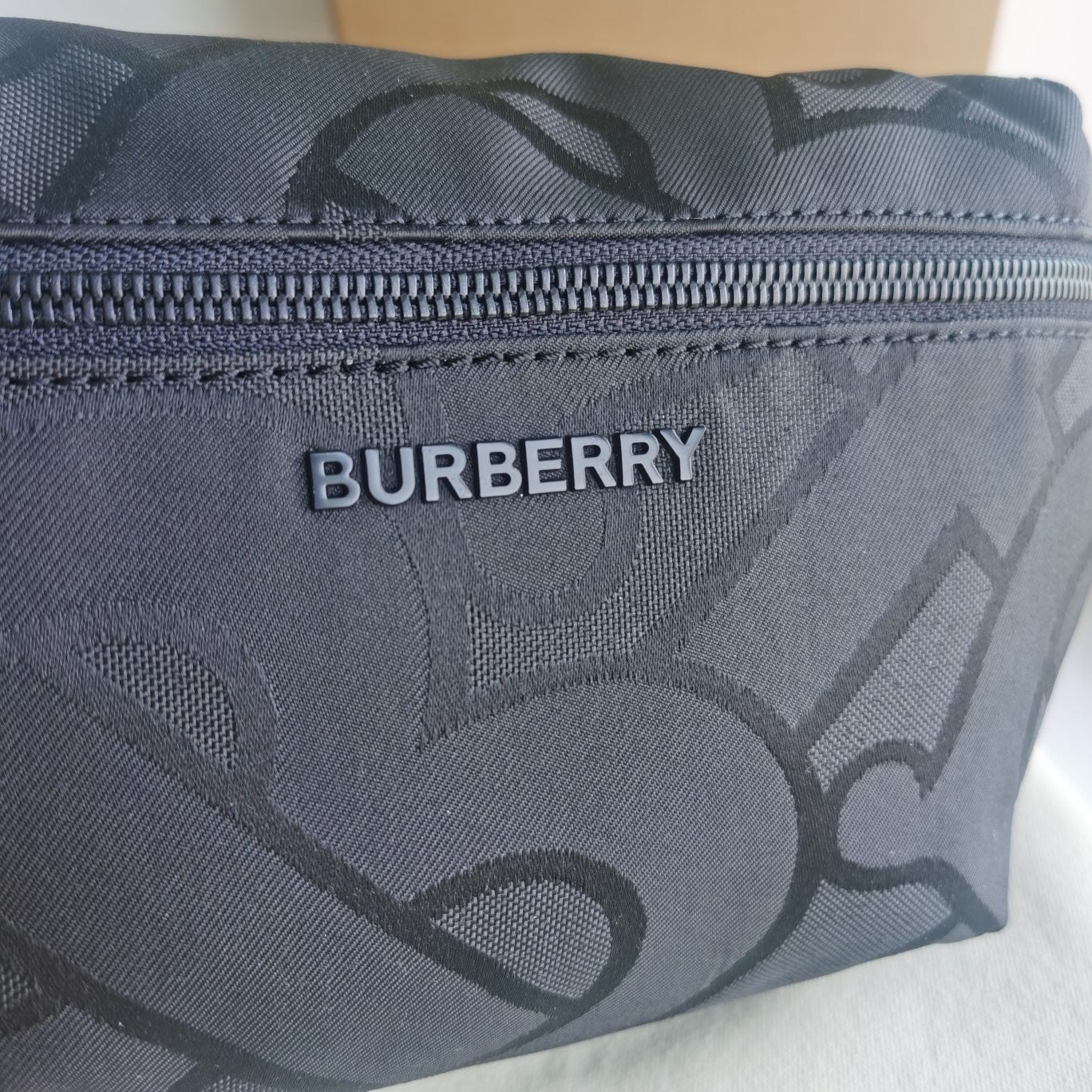 Blaue und schwarze Tasche