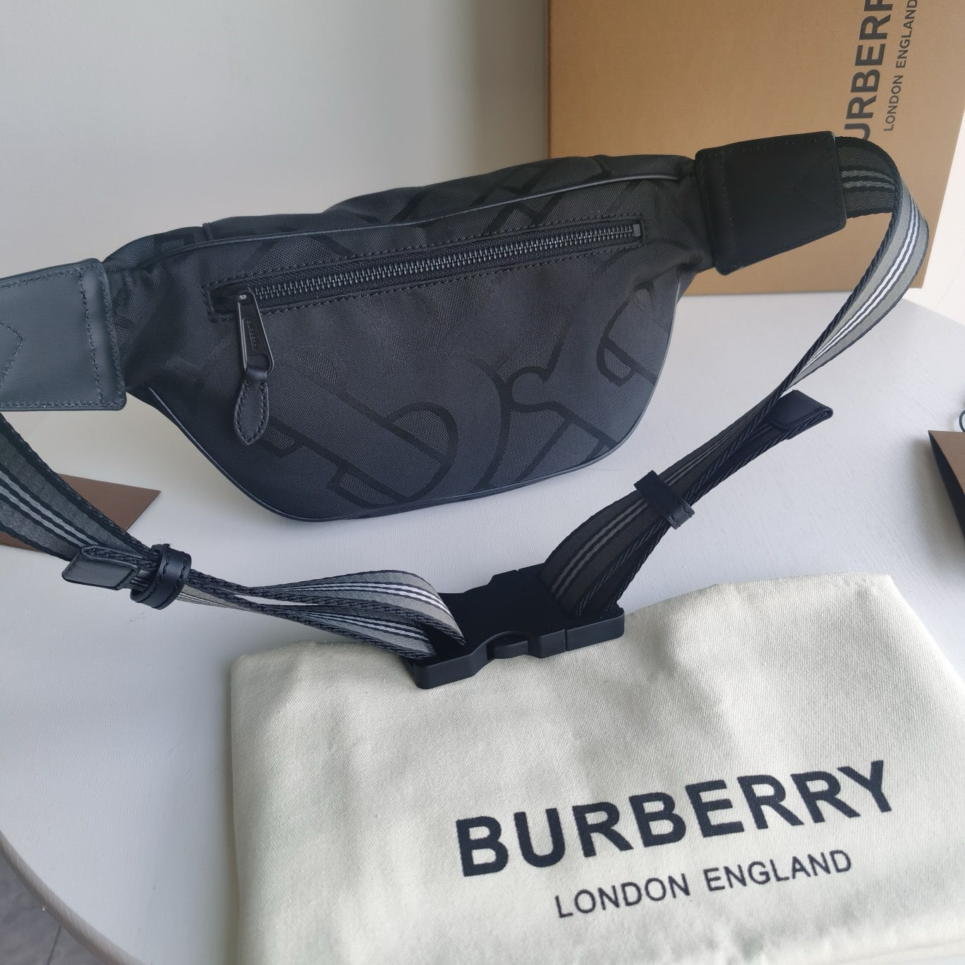 Blaue und schwarze Tasche