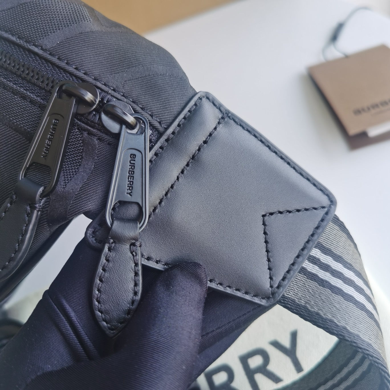 Blaue und schwarze Tasche