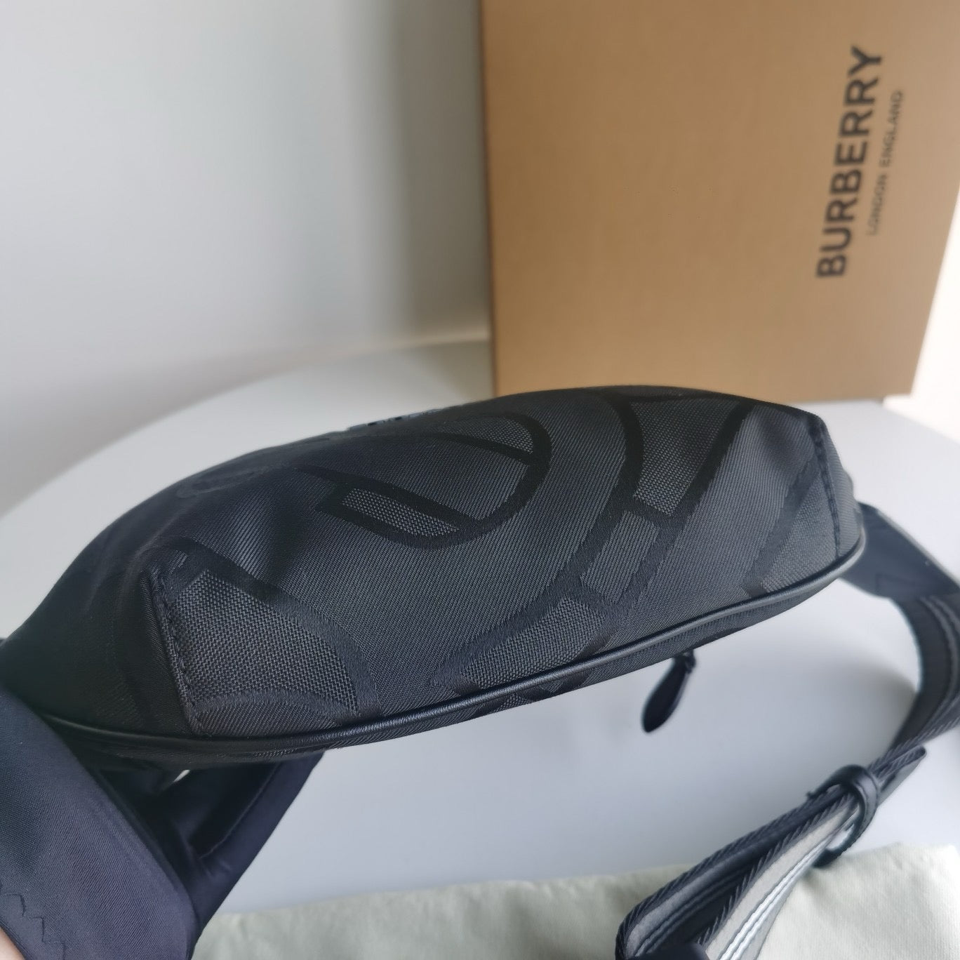 Blaue und schwarze Tasche