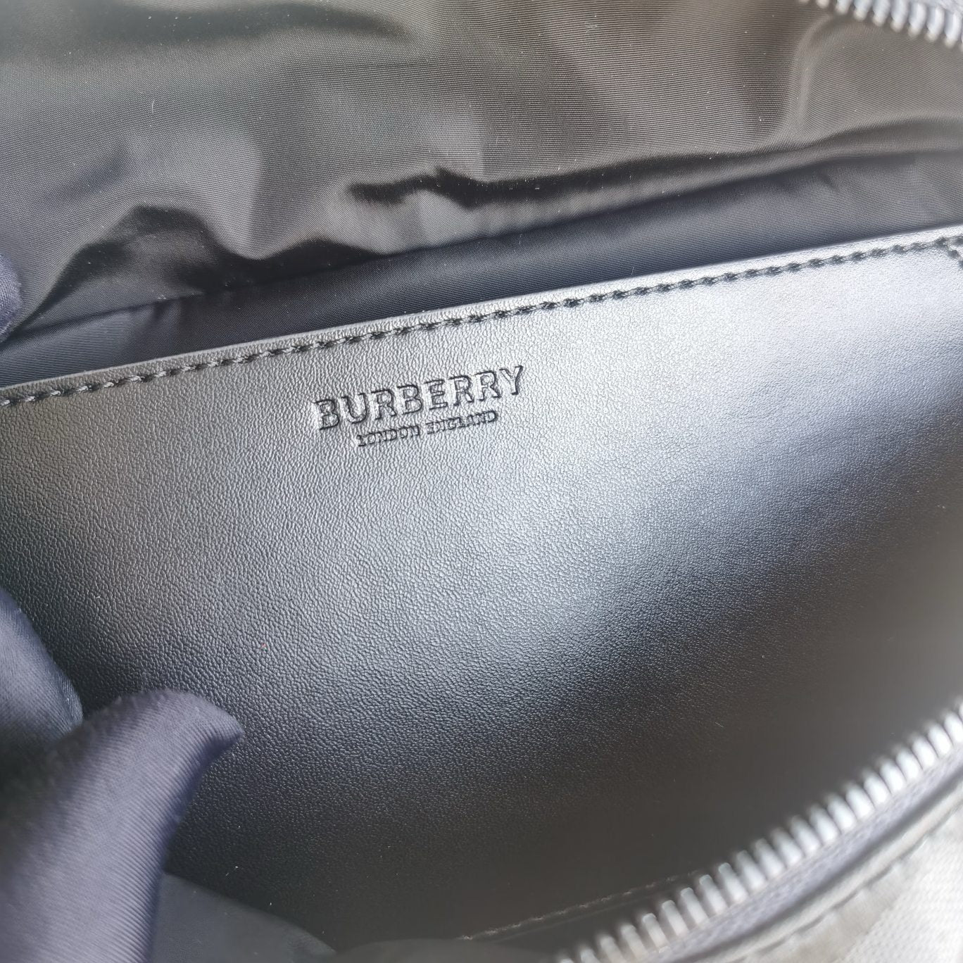 Blaue und schwarze Tasche
