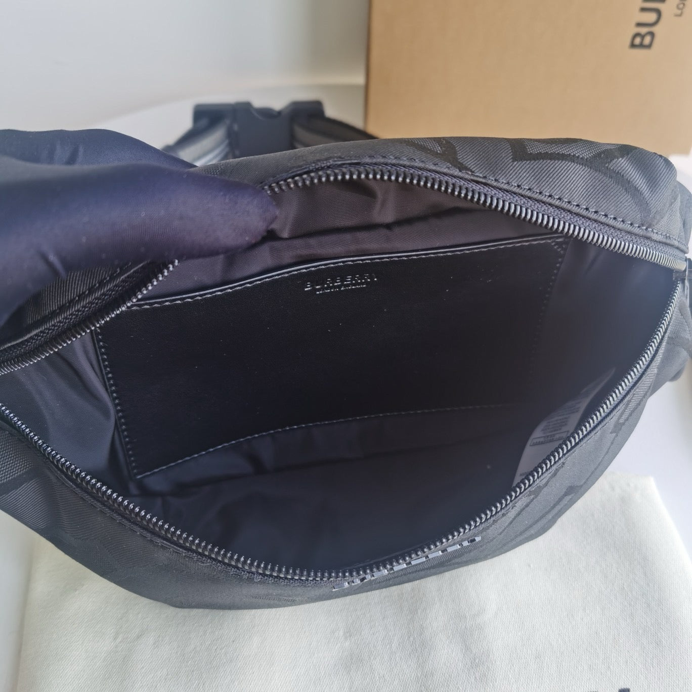 Blaue und schwarze Tasche