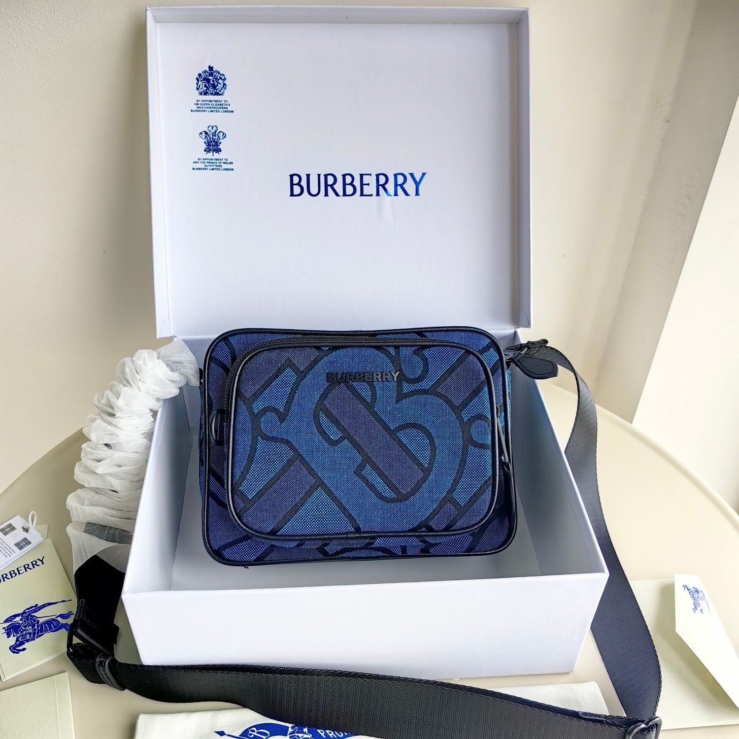 Blaue und schwarze Tasche