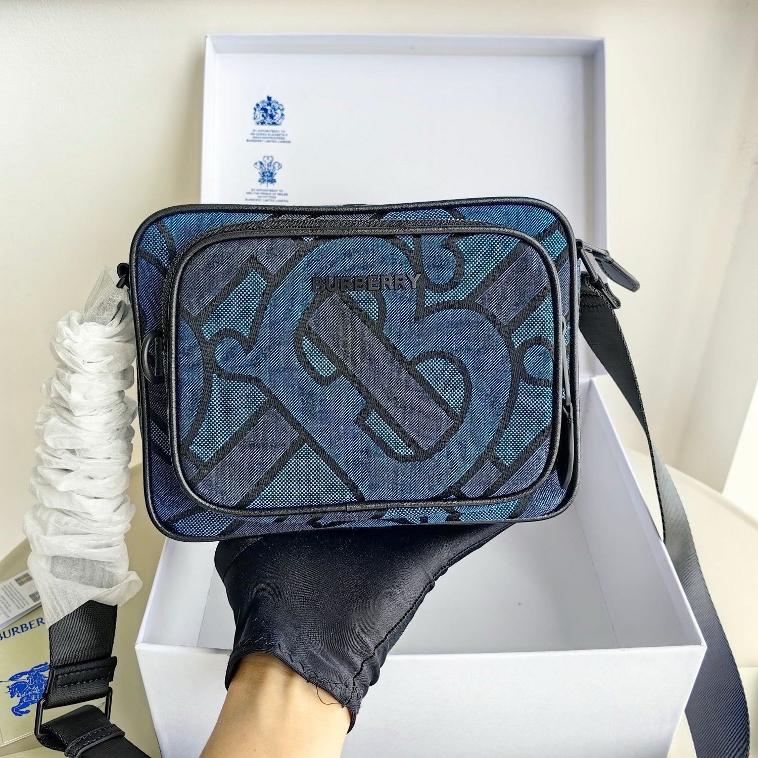 Blaue und schwarze Tasche