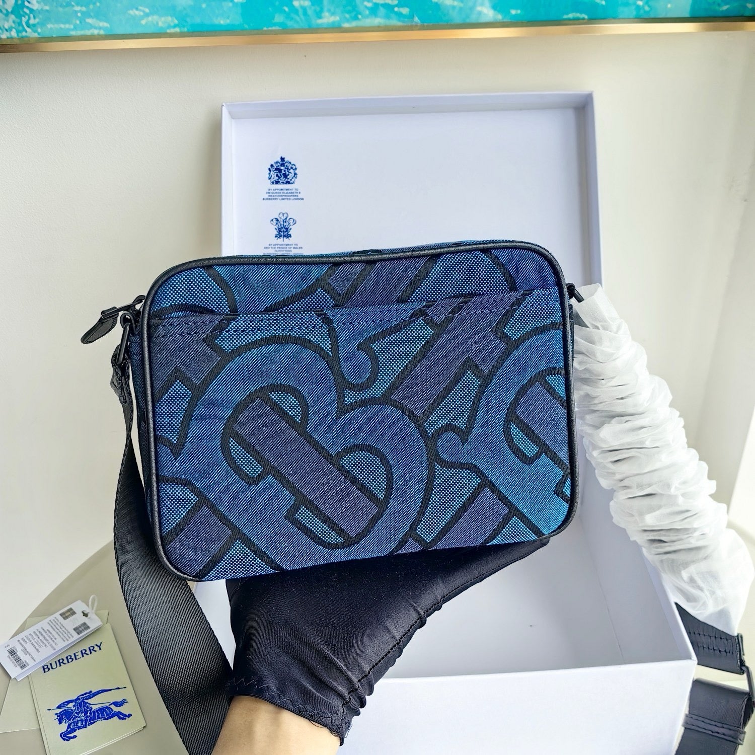 Blaue und schwarze Tasche