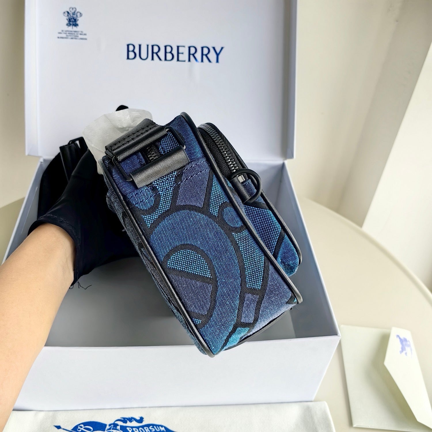 Blaue und schwarze Tasche