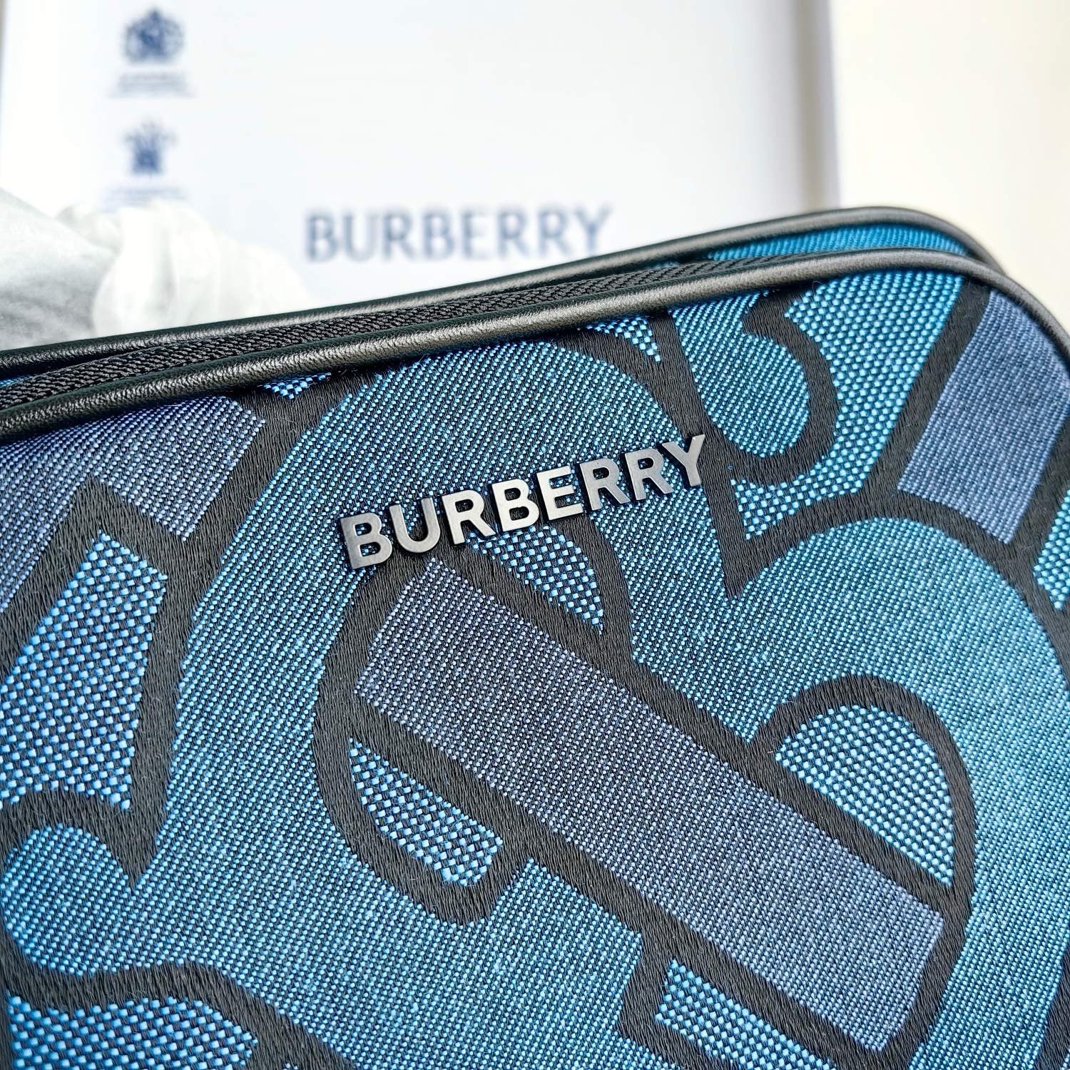 Blaue und schwarze Tasche