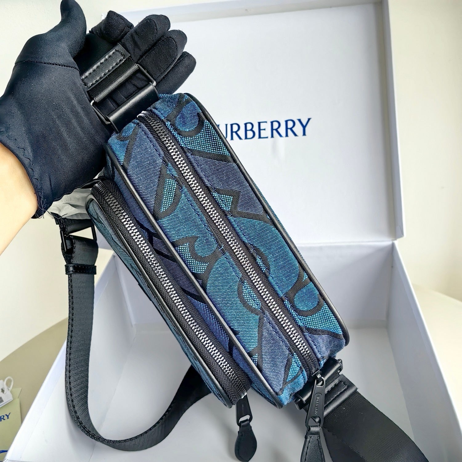 Blaue und schwarze Tasche