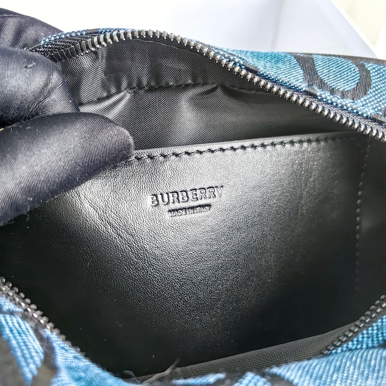 Blaue und schwarze Tasche