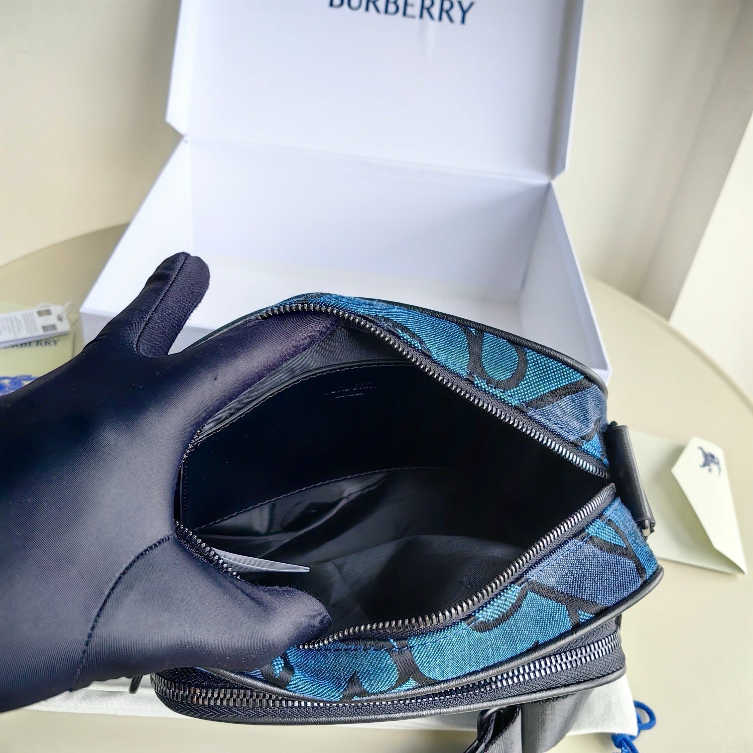 Blaue und schwarze Tasche