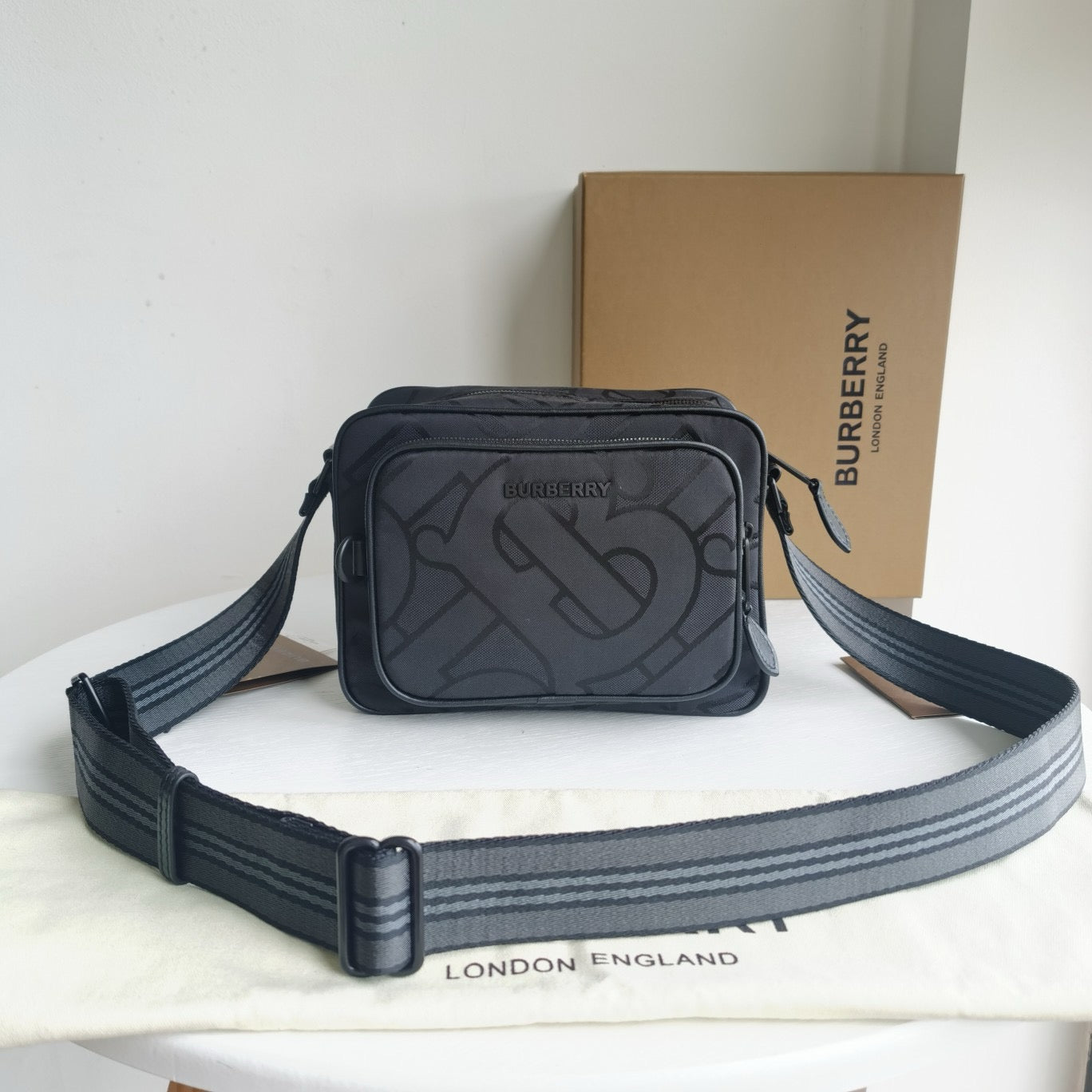 Blaue und schwarze Tasche