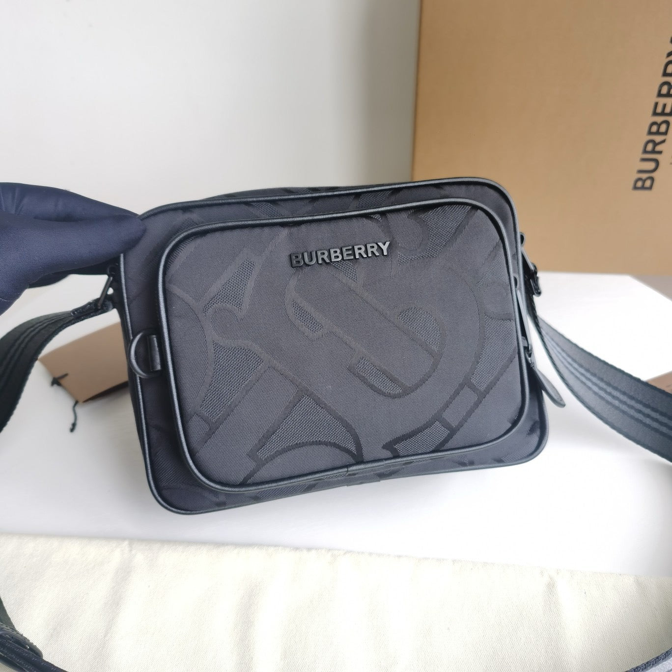 Blaue und schwarze Tasche