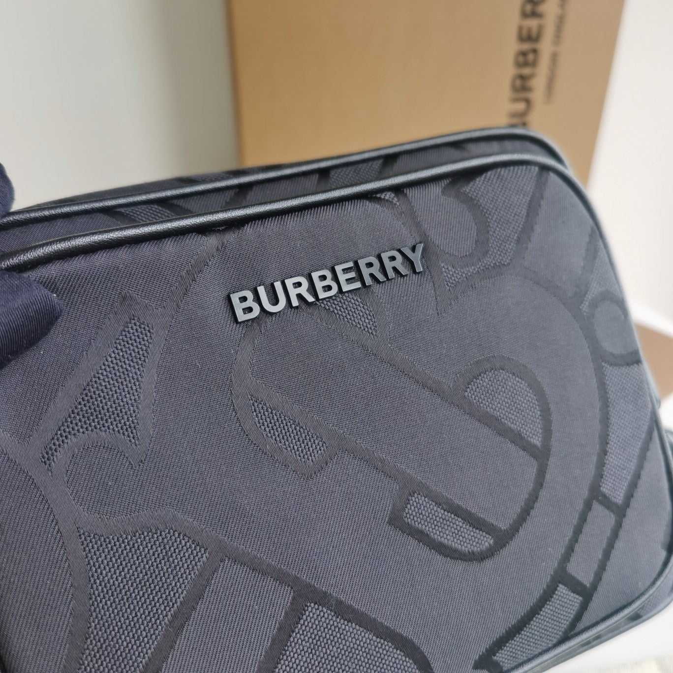 Blaue und schwarze Tasche