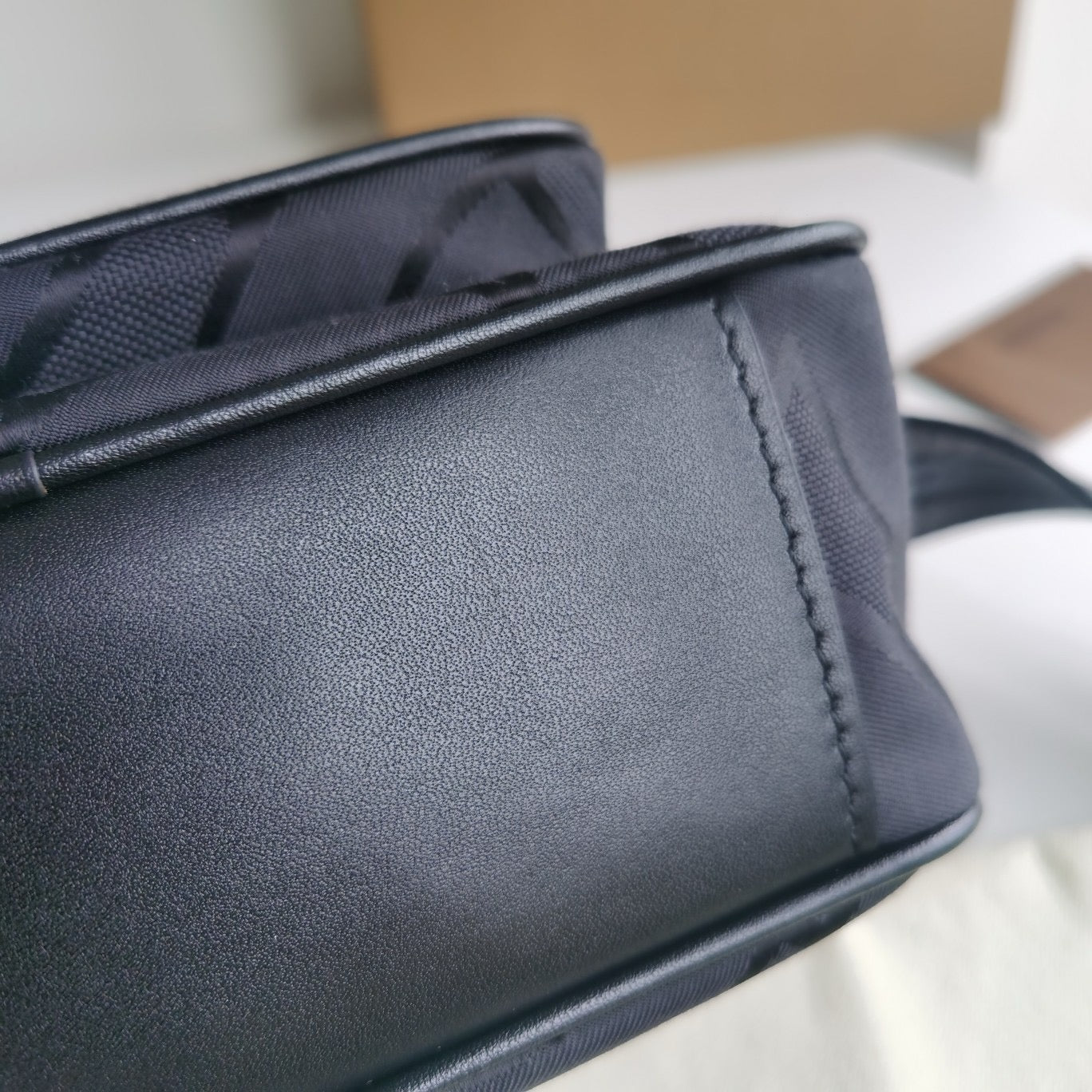Blaue und schwarze Tasche