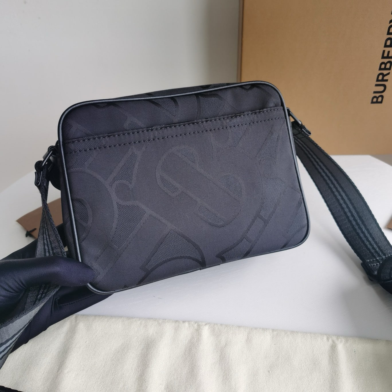 Blaue und schwarze Tasche