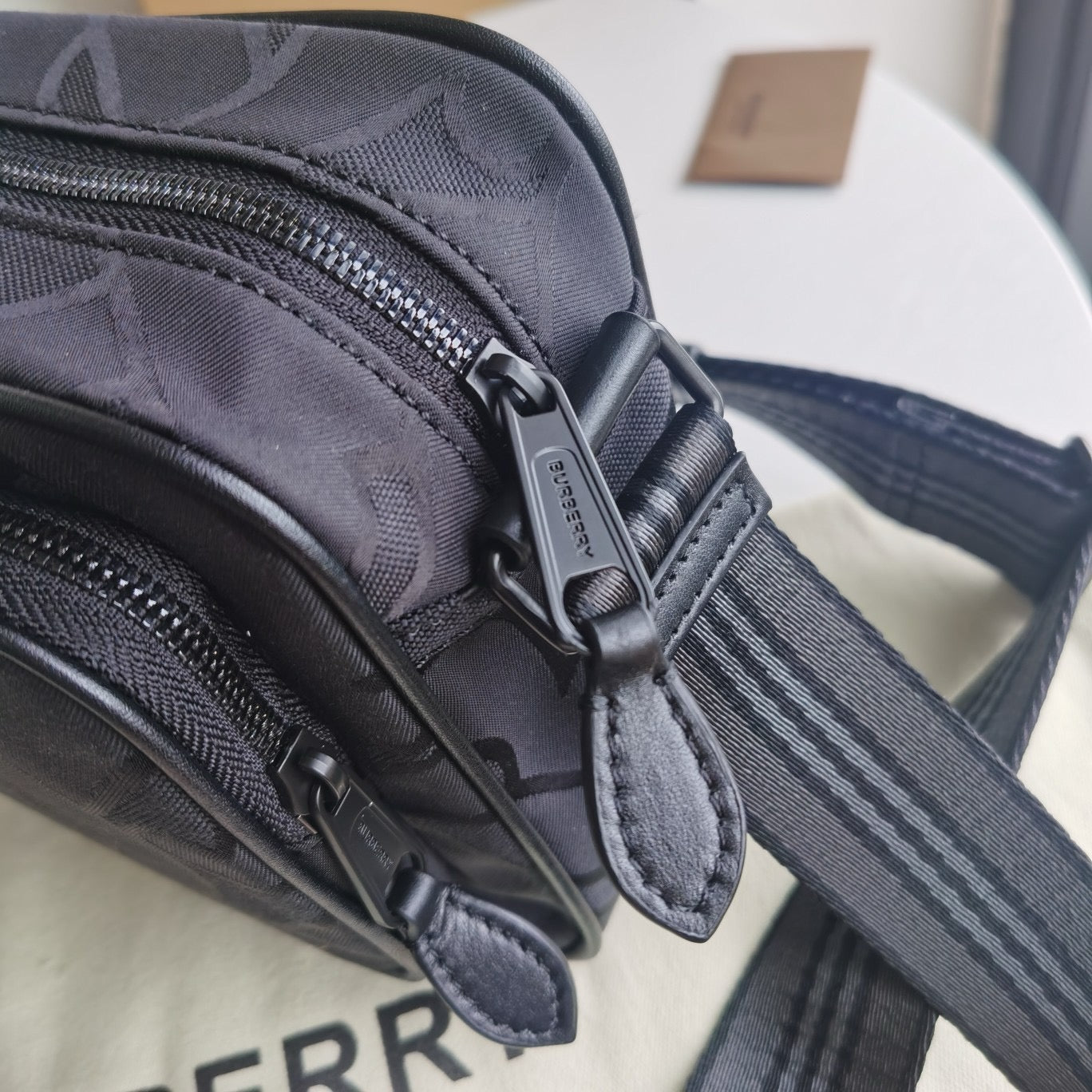 Blaue und schwarze Tasche