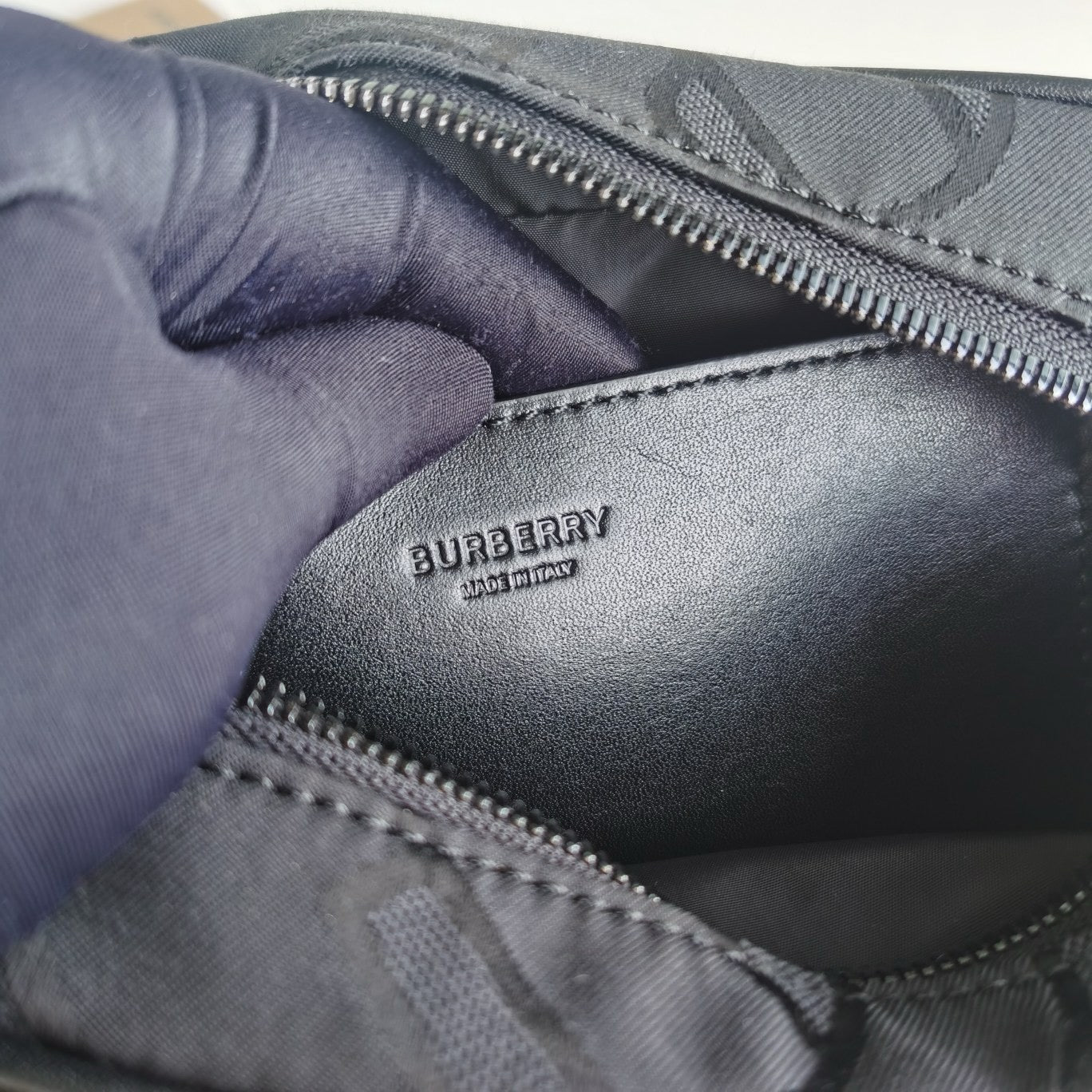 Blaue und schwarze Tasche