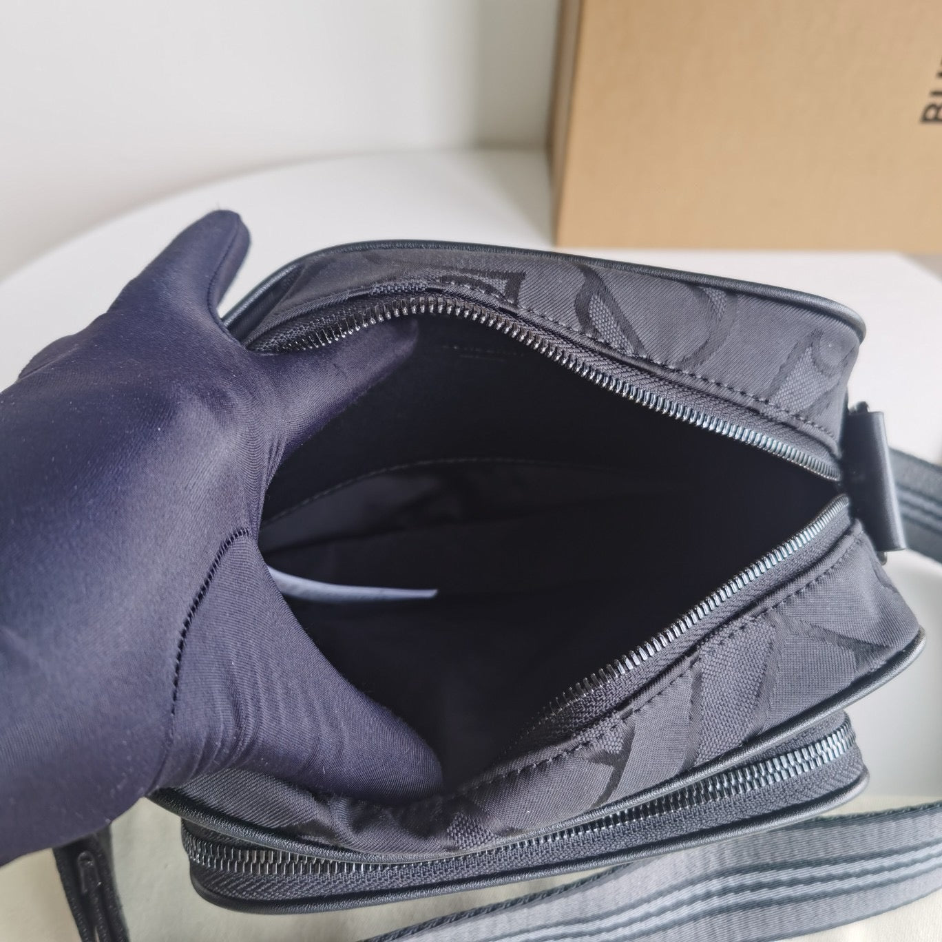 Blaue und schwarze Tasche