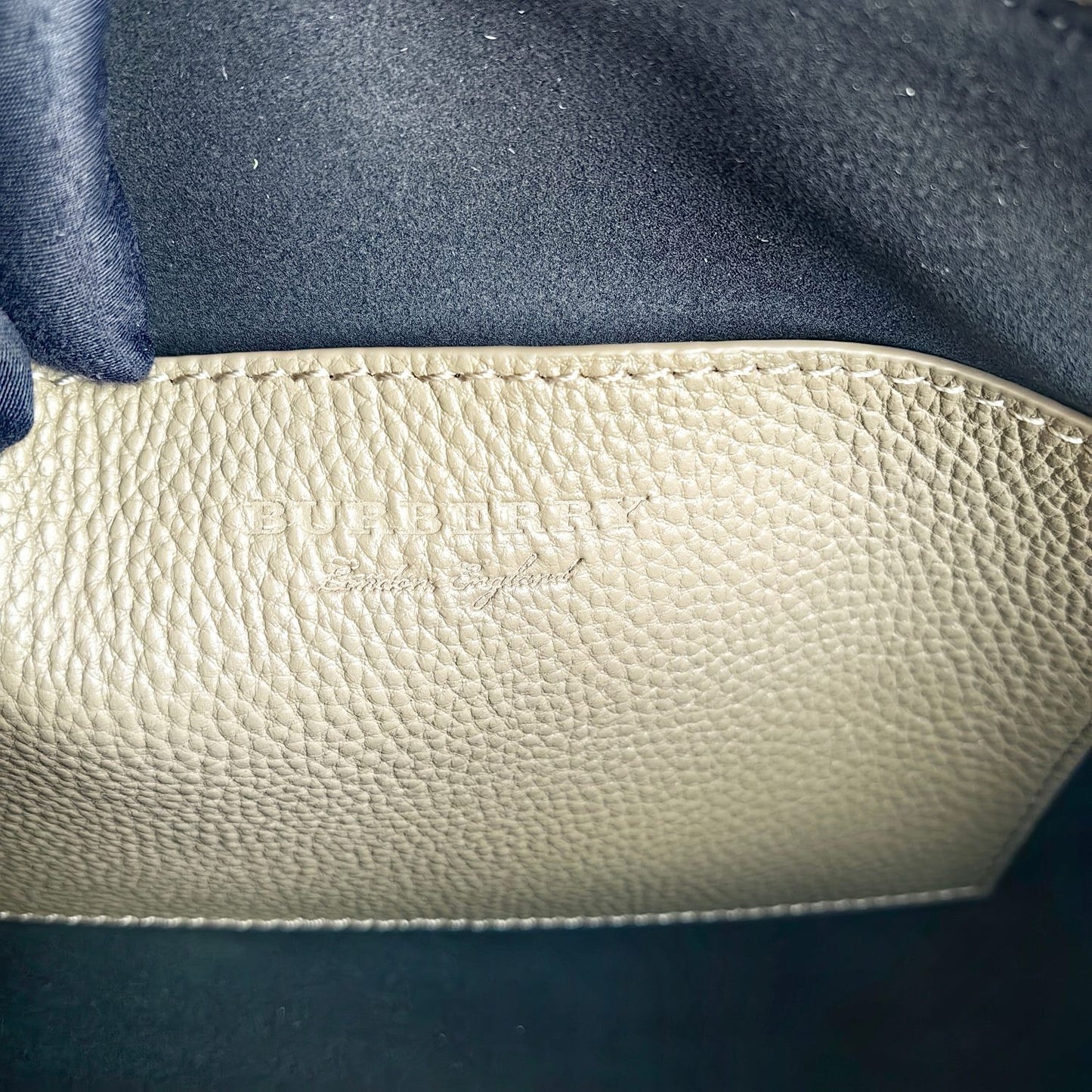 Bolso color caqui, azul y negro