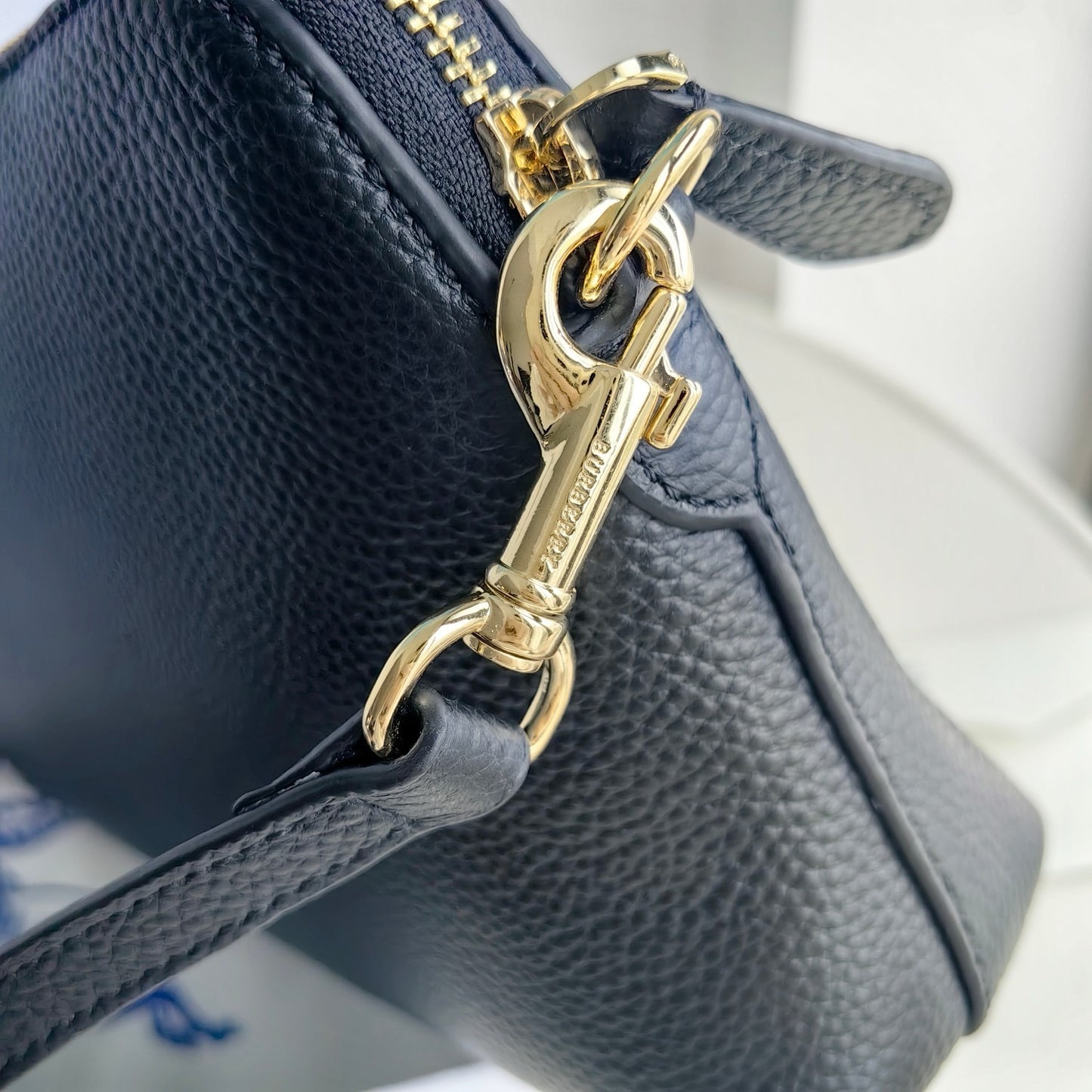 Bolso color caqui, azul y negro