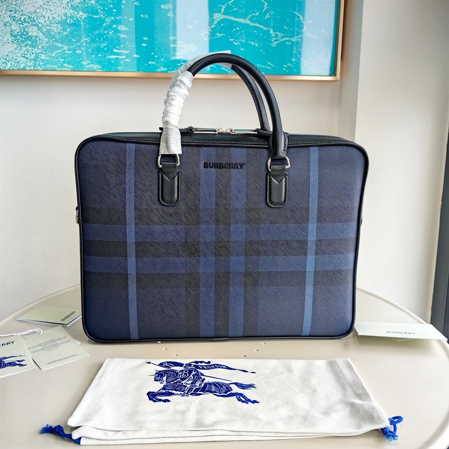 Blaue und schwarze Tasche