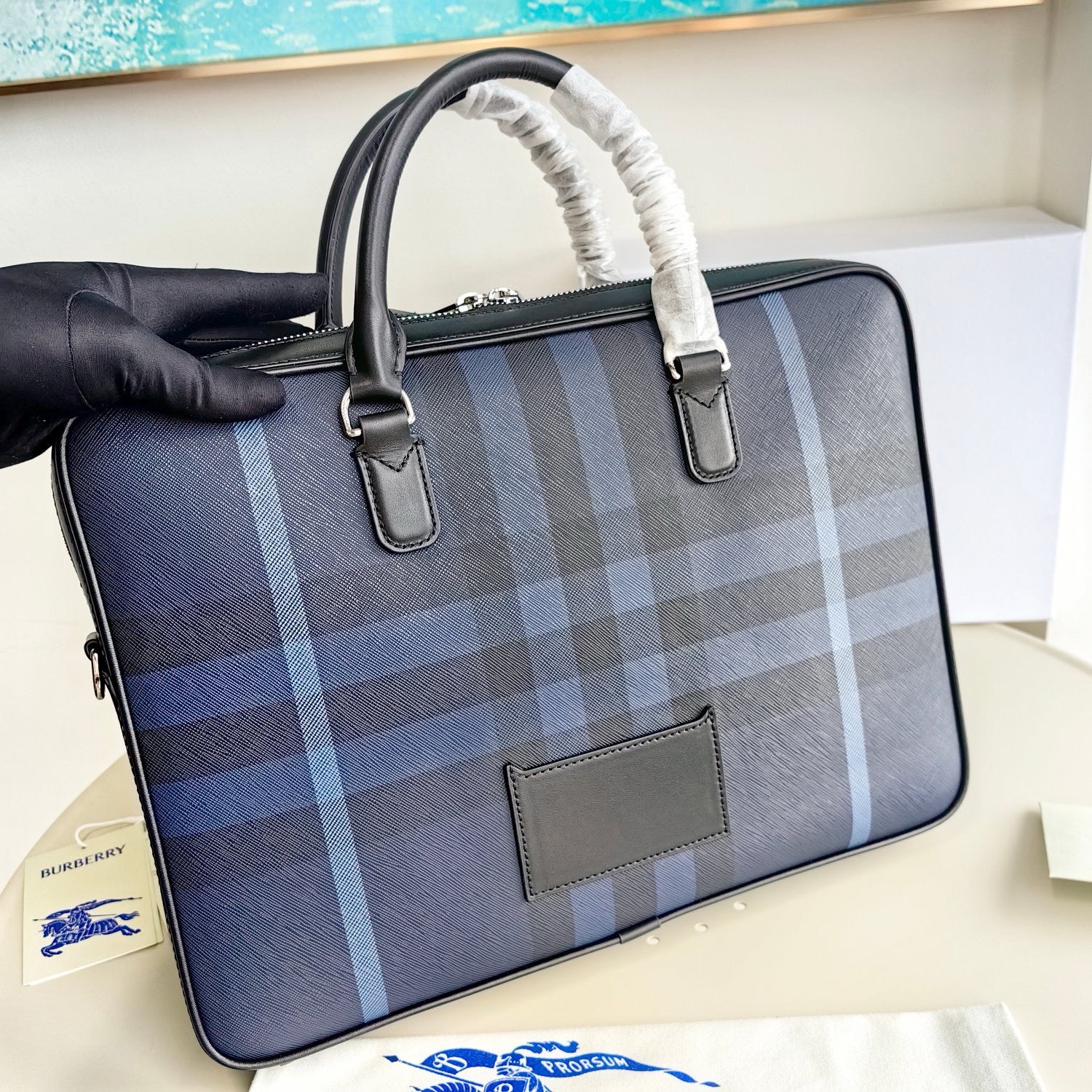Blaue und schwarze Tasche