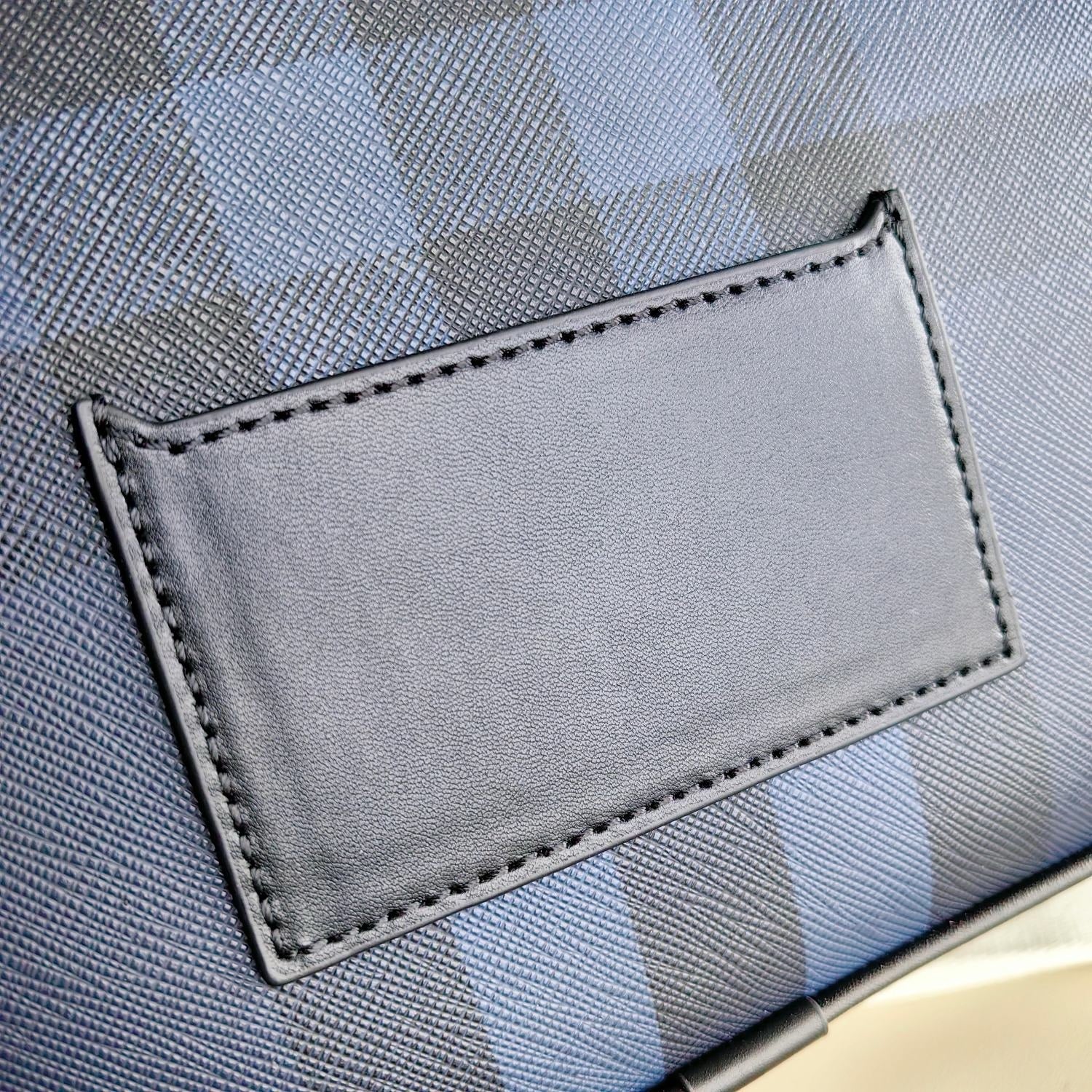 Blaue und schwarze Tasche